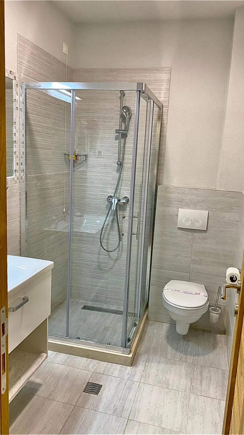 Shower in Hotel Olimpija plus