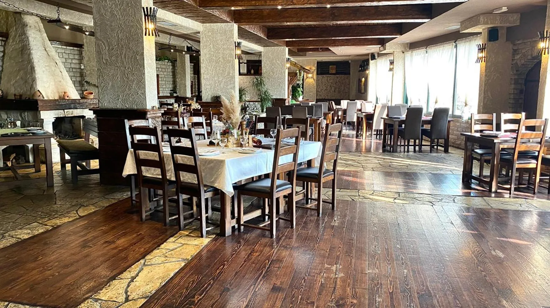 Restaurant/places to eat in Hotel Olimpija plus