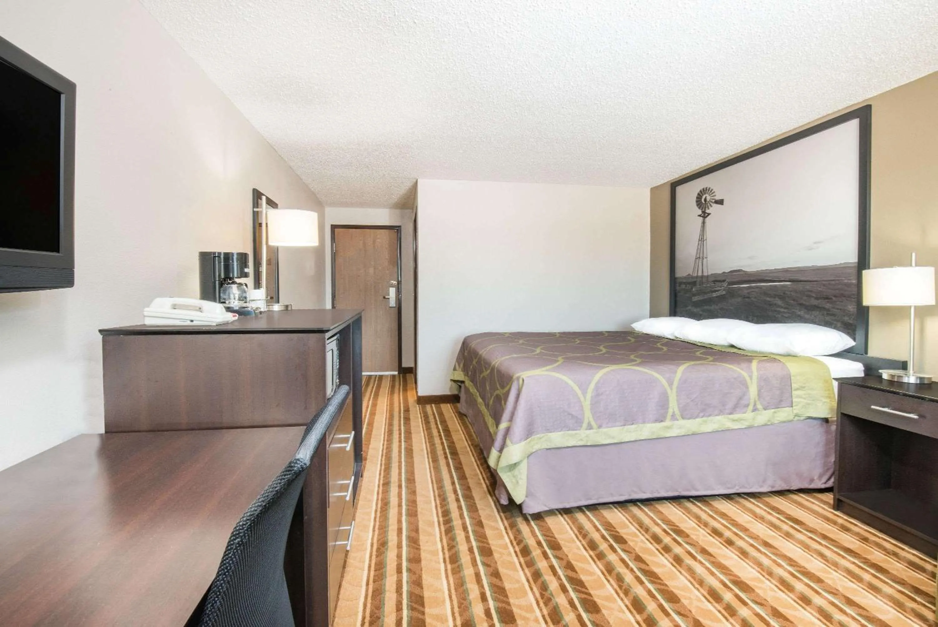 Photo of the whole room, Bed in Super 8 by Wyndham Miller