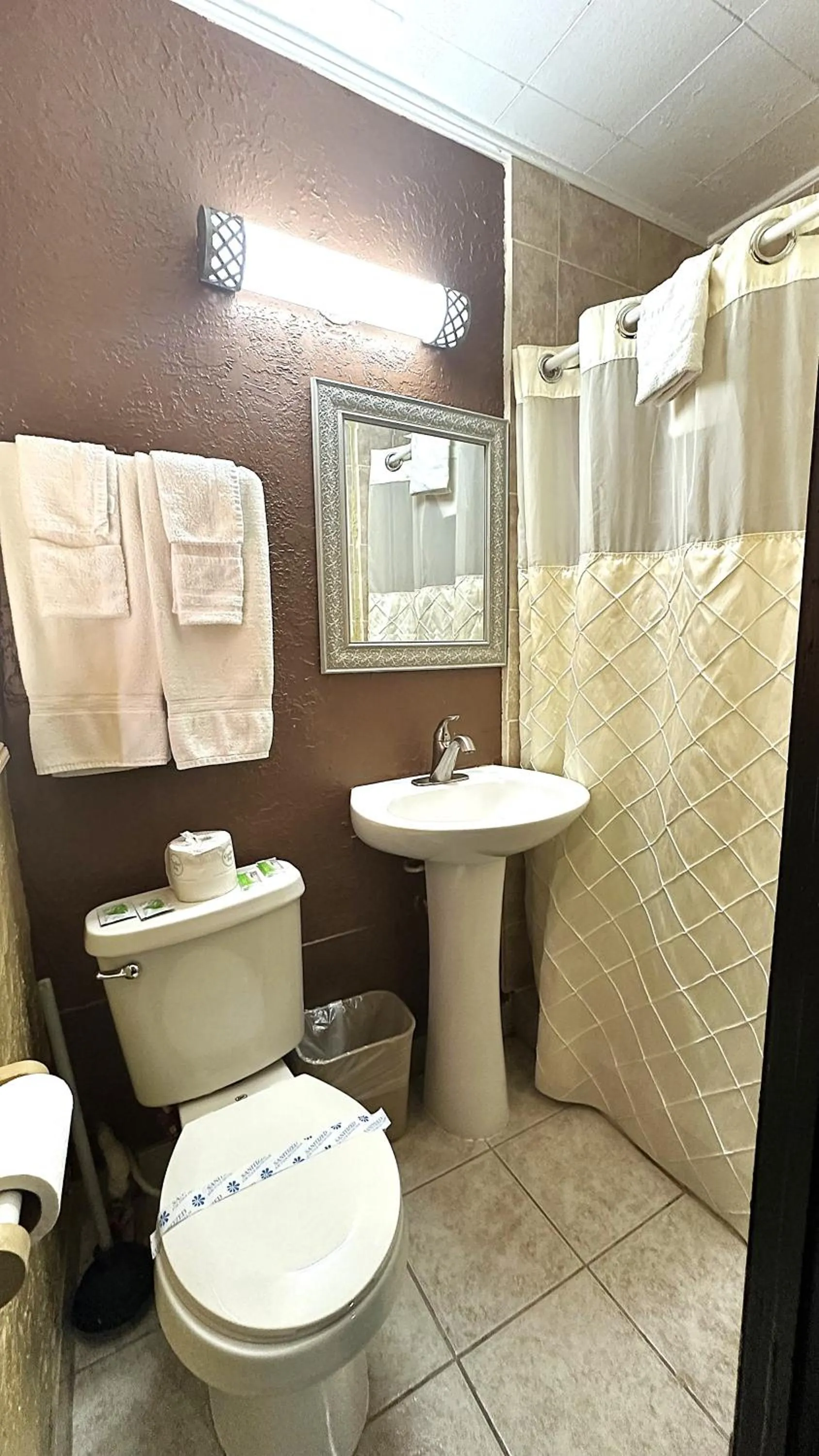 Bathroom in Relax Inn Vinita