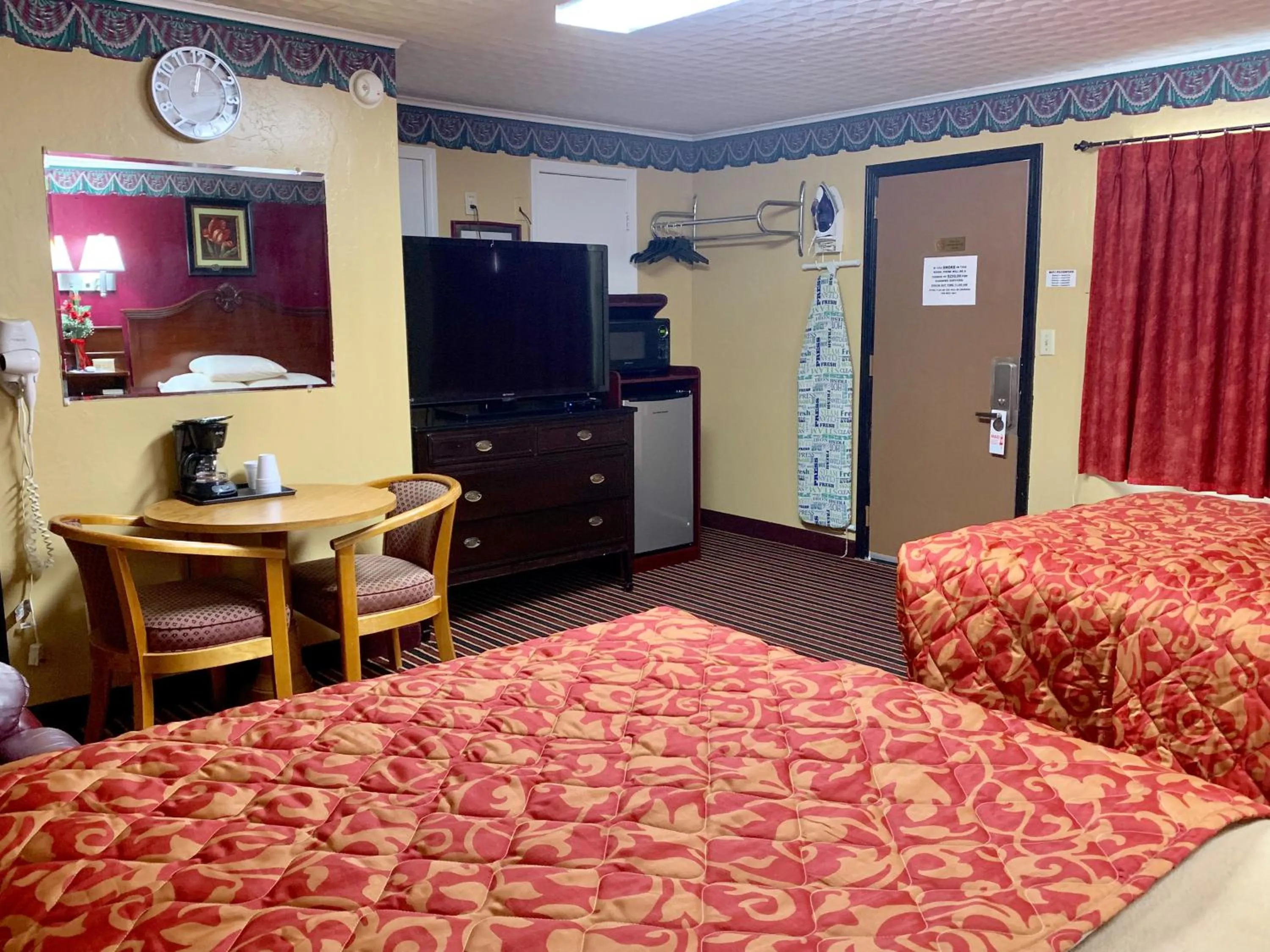 Photo of the whole room, Bed in Relax Inn Vinita
