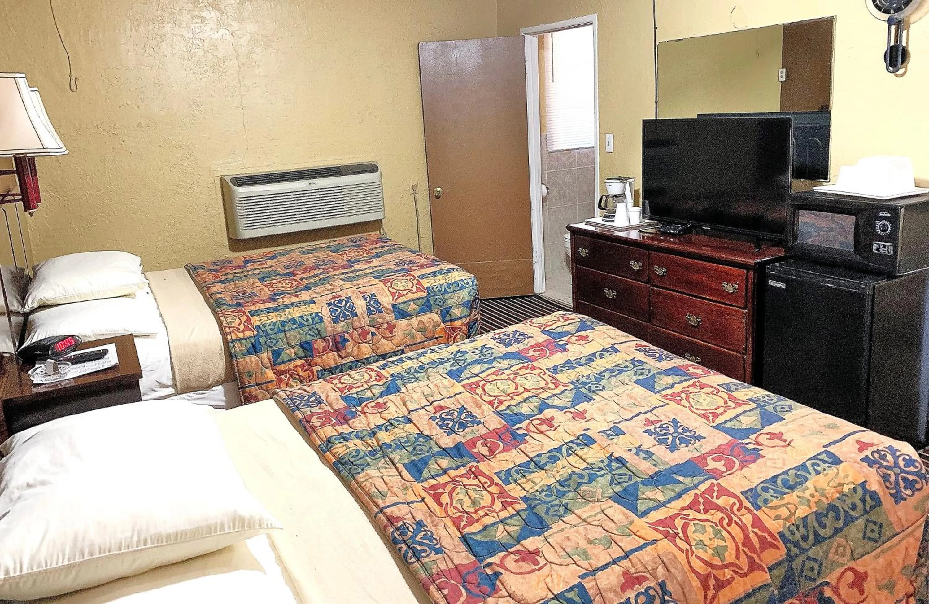 Bedroom, Bed in Relax Inn Vinita