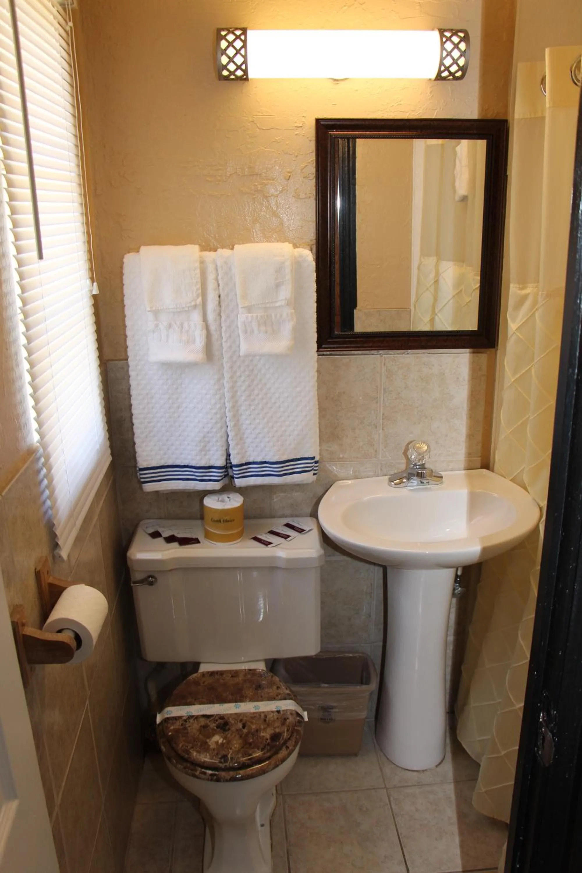 Bathroom in Relax Inn Vinita