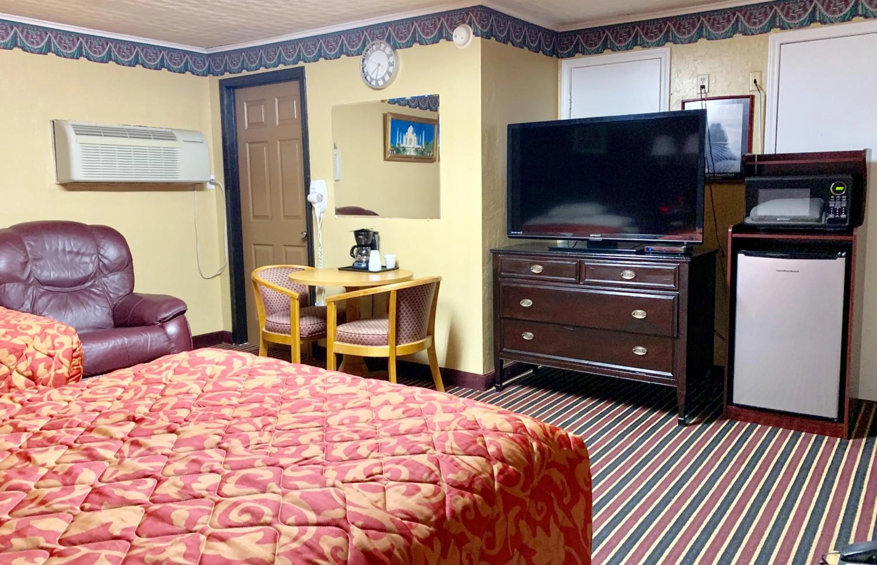 TV and multimedia, Bed in Relax Inn Vinita