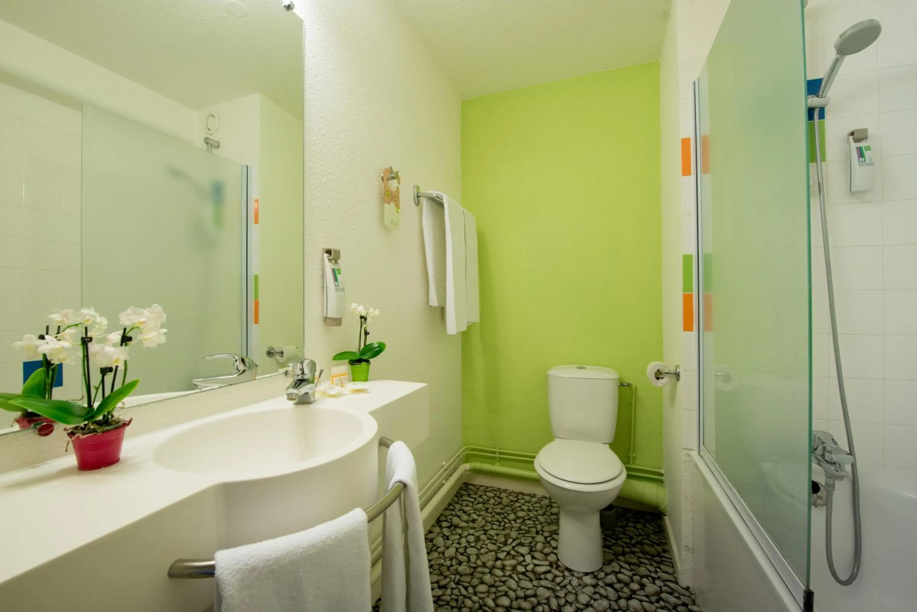 Bathroom in ibis Styles Bordeaux Gare Saint-Jean