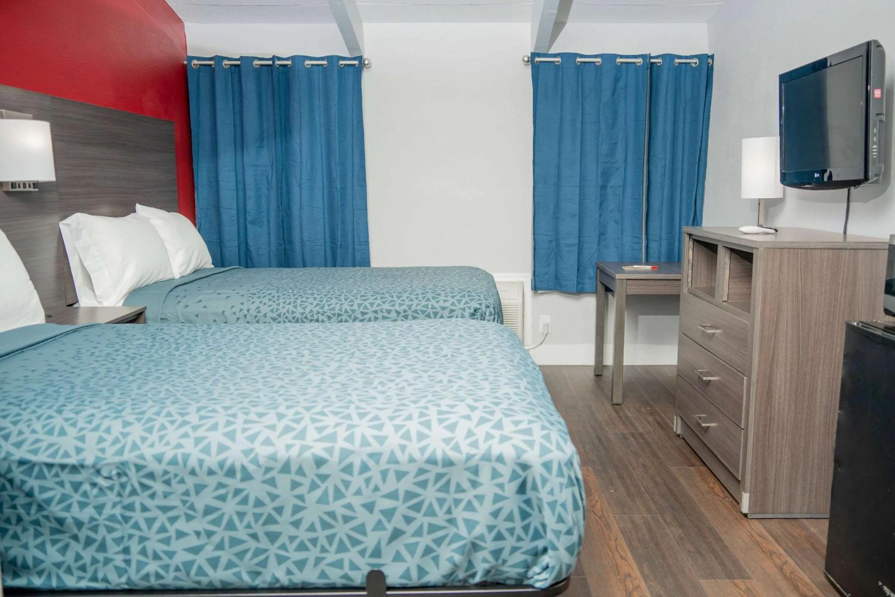 Bedroom, Bed in Econo Lodge Clarks Summit - Scranton