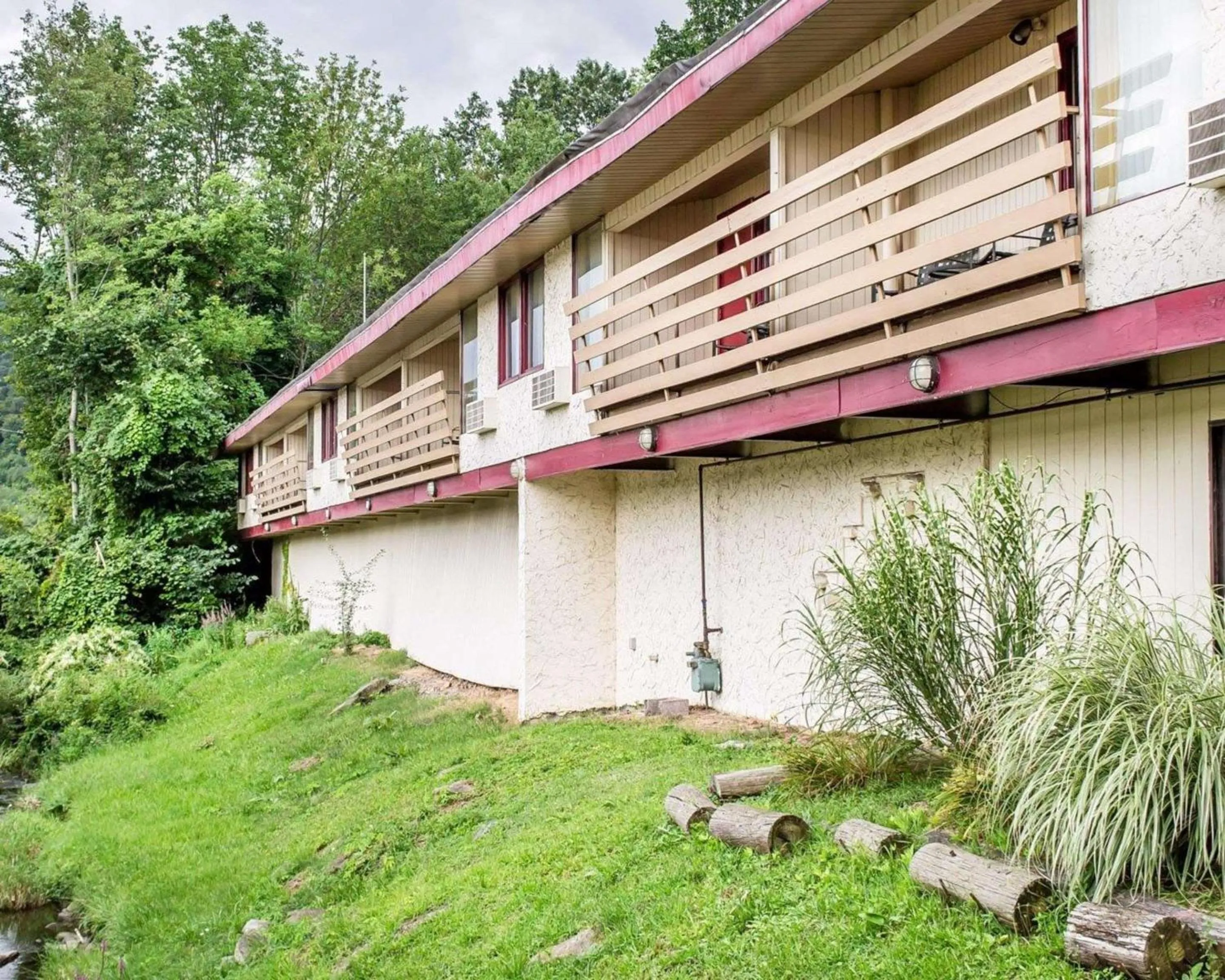 Property building in Econo Lodge Clarks Summit - Scranton