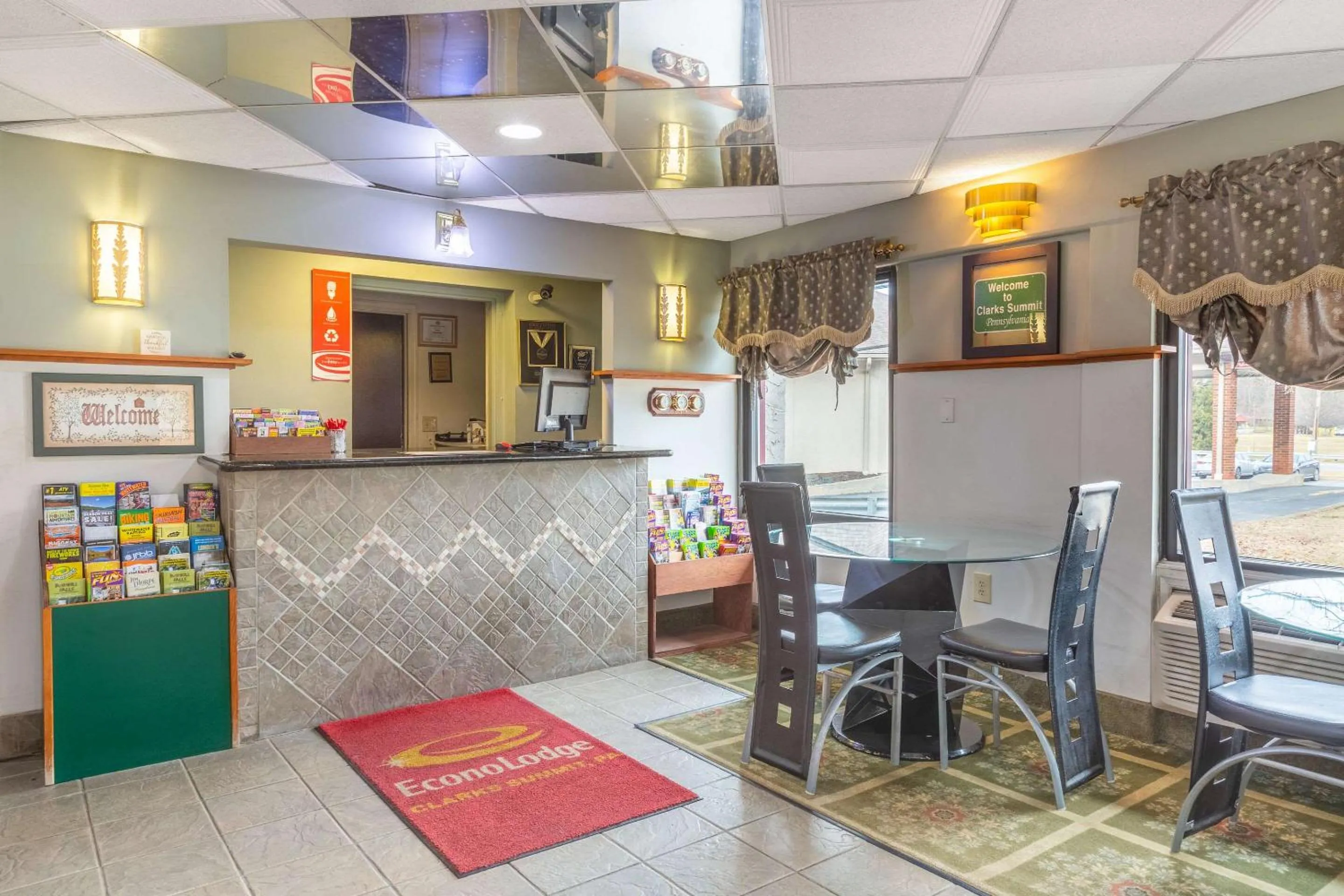 Lobby or reception in Econo Lodge Clarks Summit - Scranton