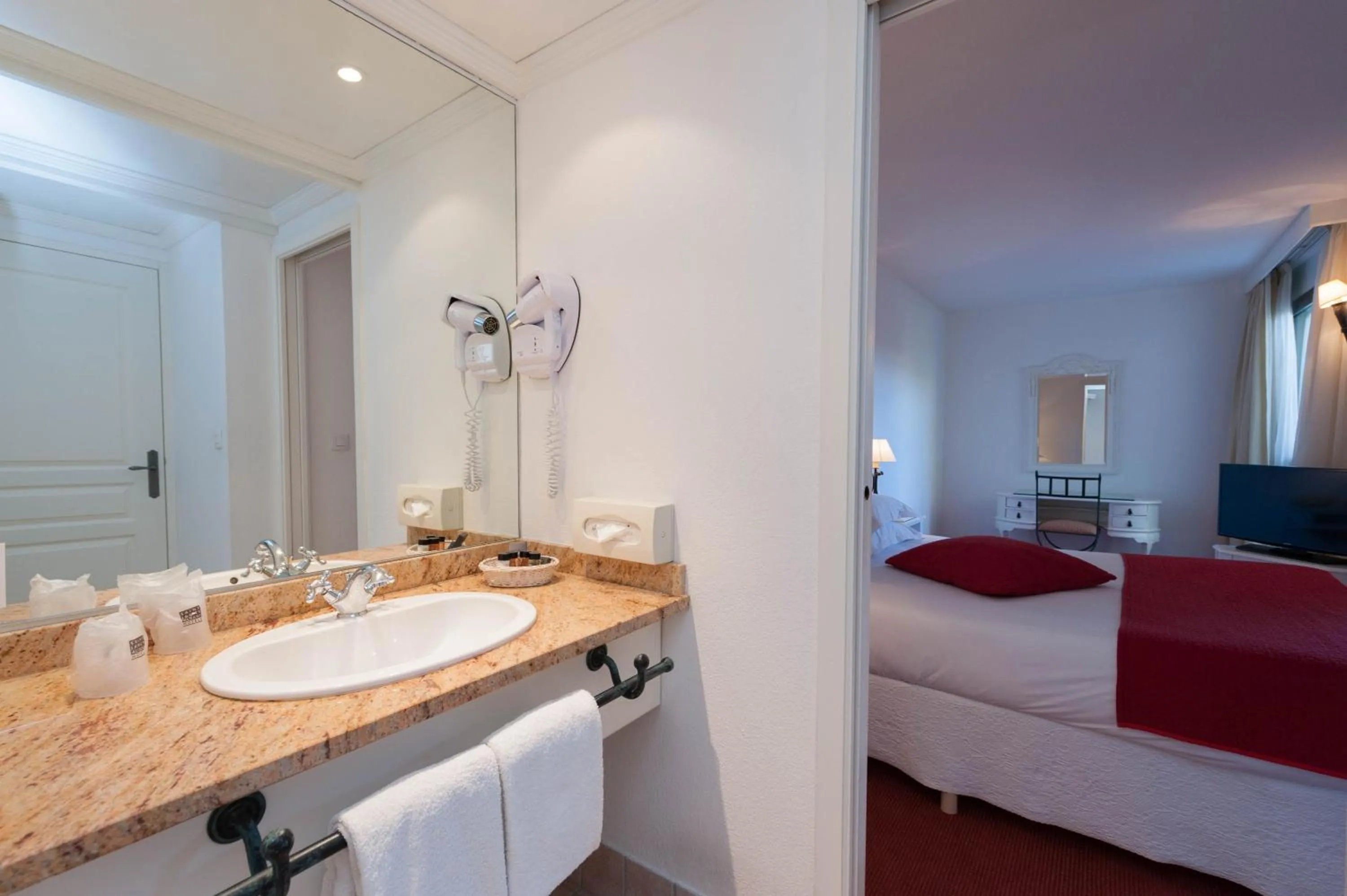 Shower, Bed in Avignon Grand Hotel