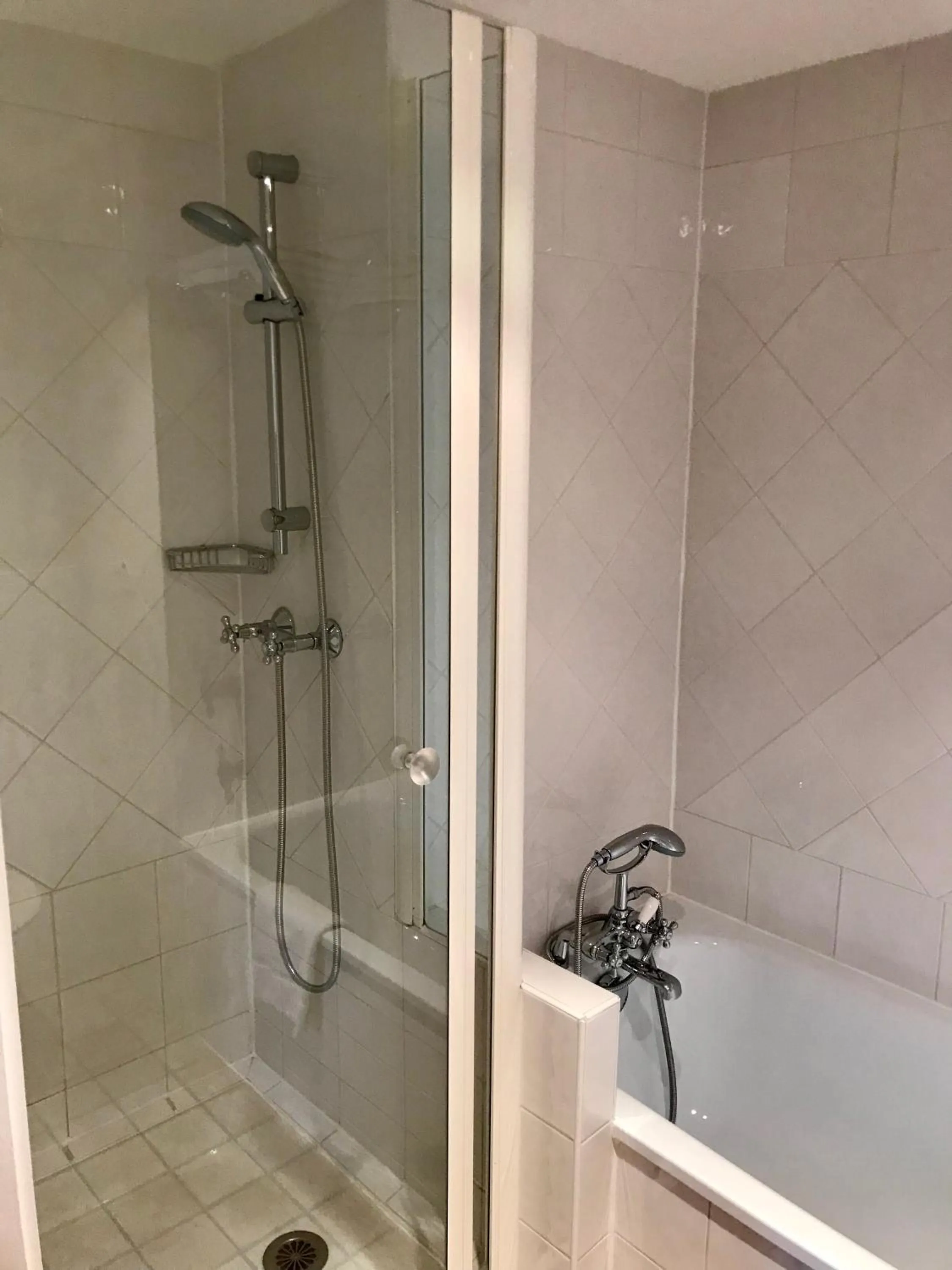 Shower in Avignon Grand Hotel