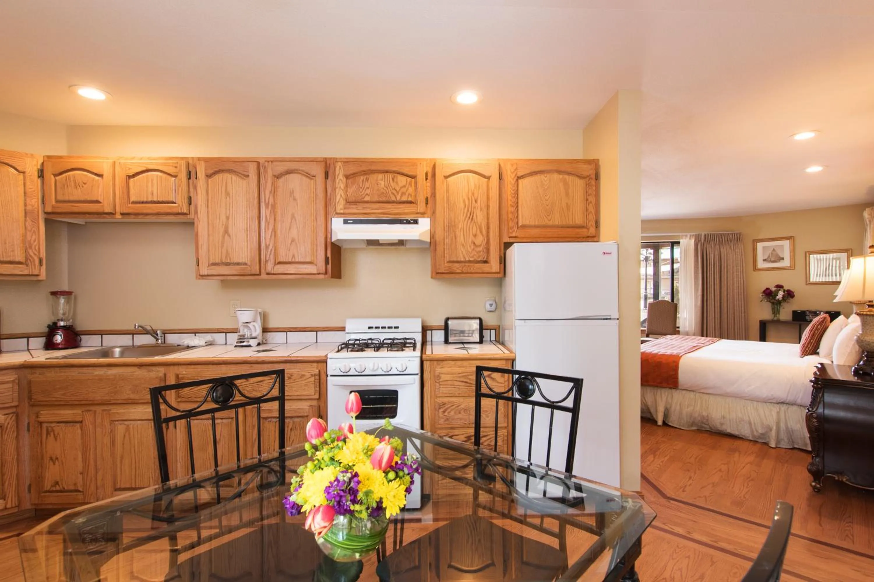 Kitchen or kitchenette in Mourelatos Lakeshore Resort