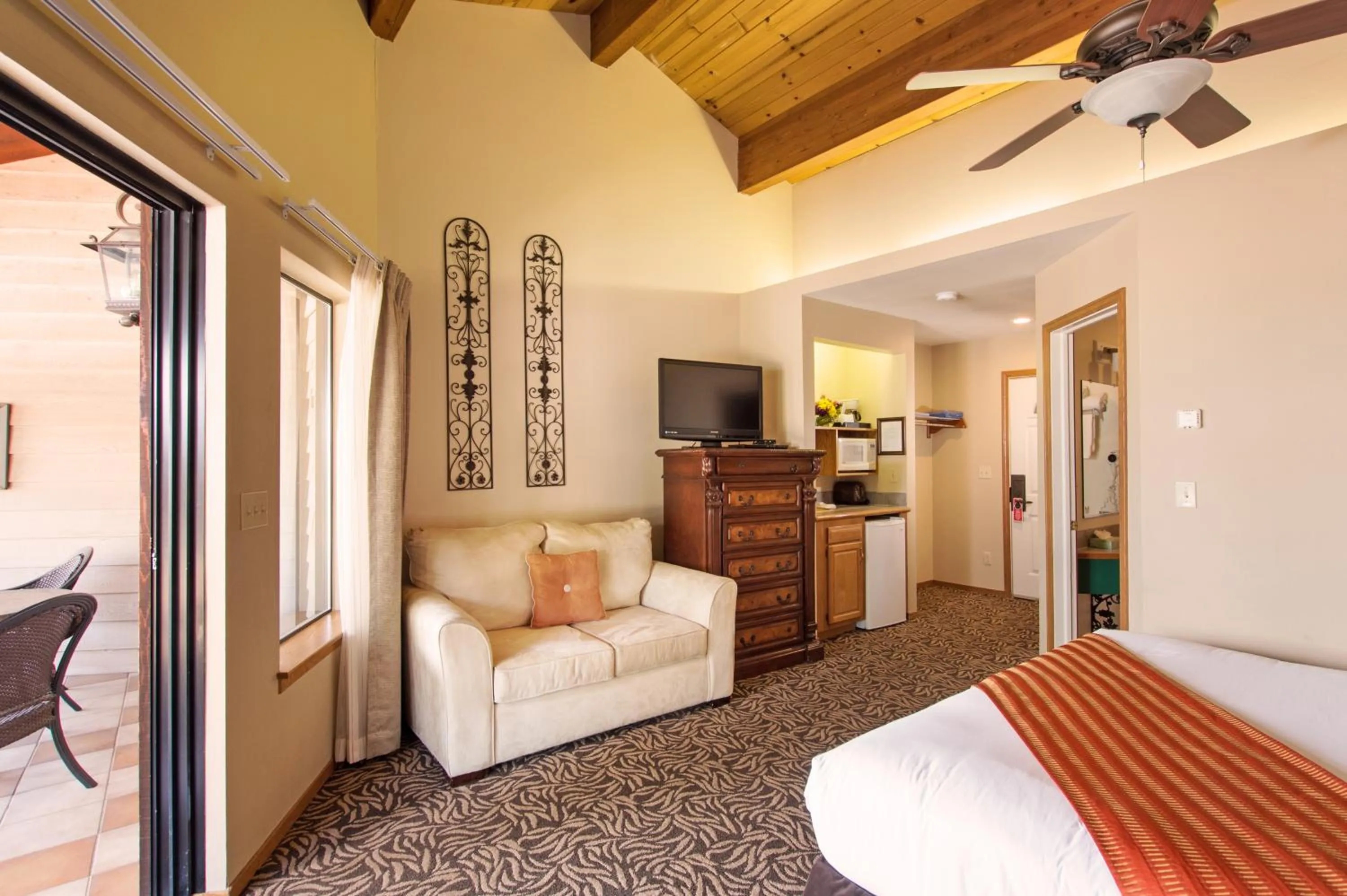 TV and multimedia in Mourelatos Lakeshore Resort