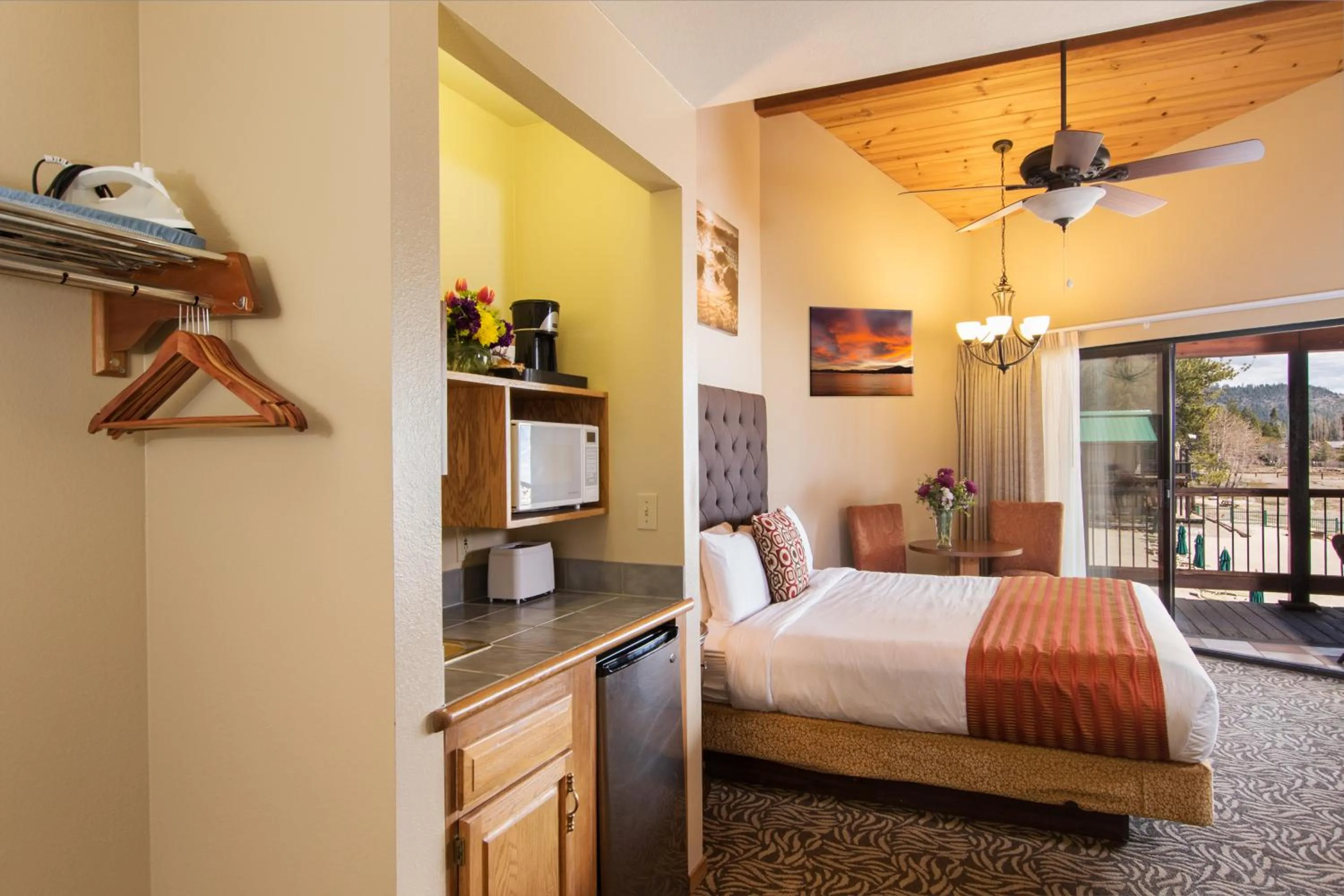 Photo of the whole room in Mourelatos Lakeshore Resort