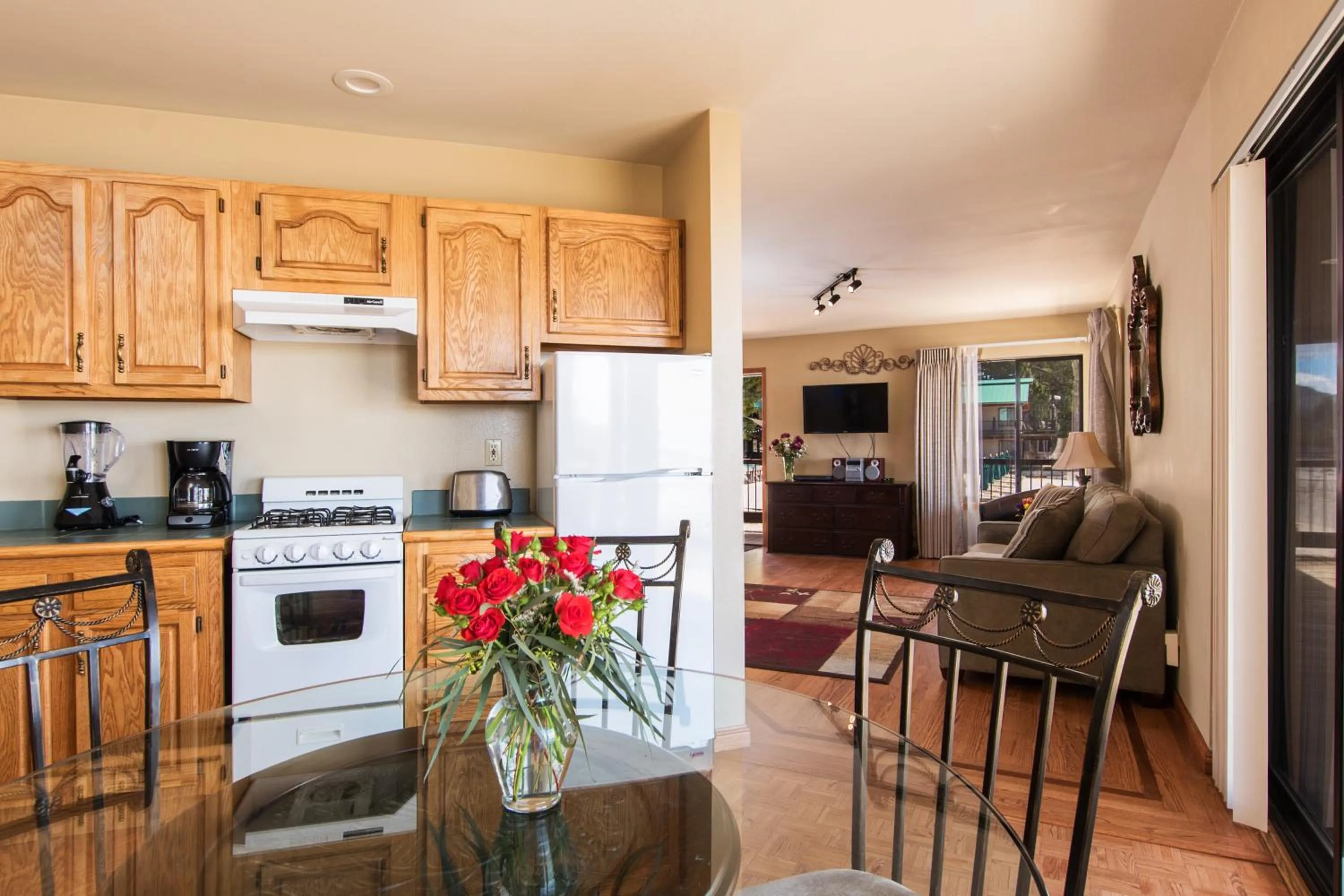 TV and multimedia in Mourelatos Lakeshore Resort