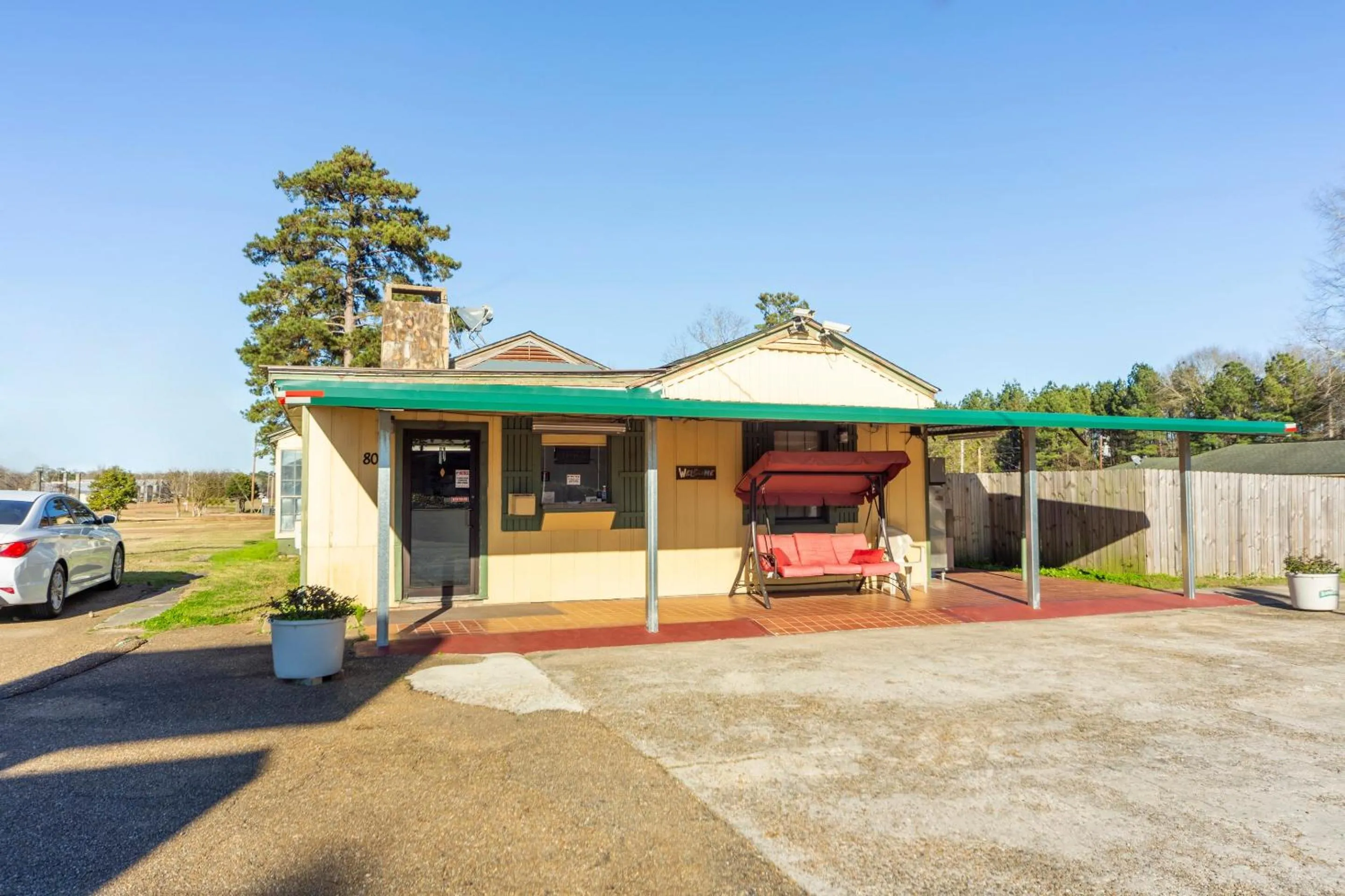 Facade/entrance in OYO Hotel Brookhaven MS Hwy 51 North