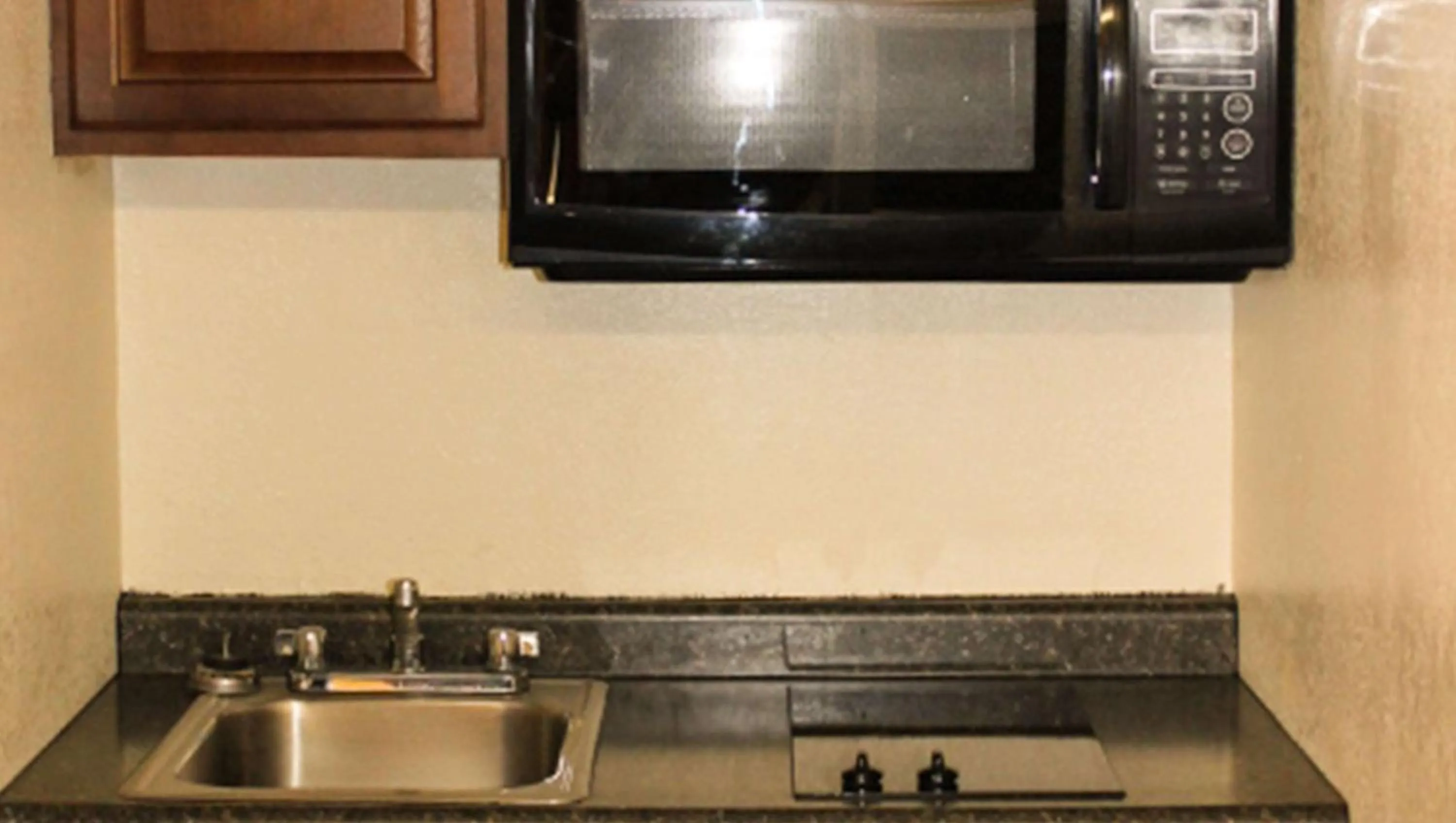 Kitchen or kitchenette in Golden Wheat Budget Host Inn Junction City