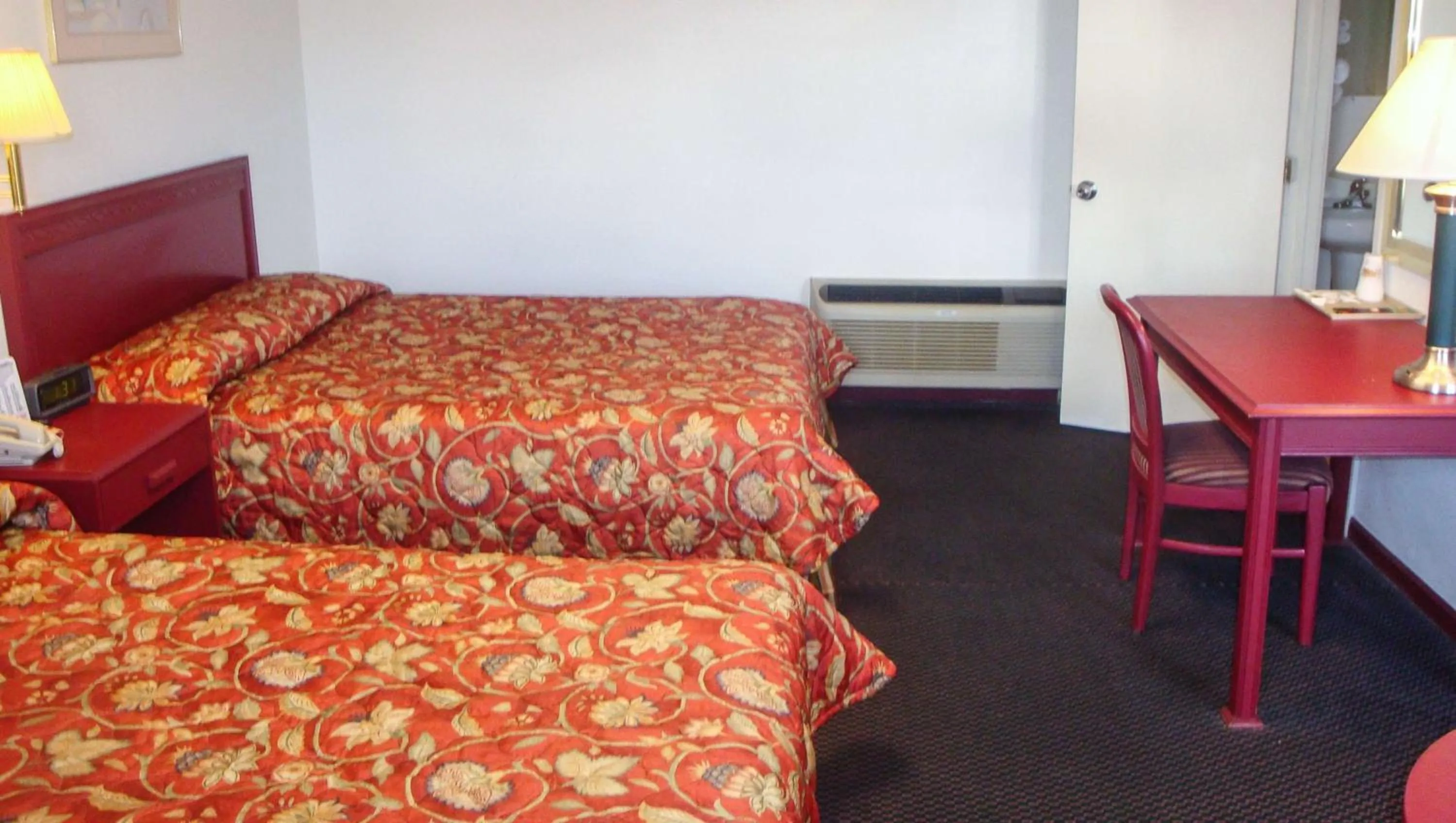 Photo of the whole room, Bed in Golden Wheat Budget Host Inn Junction City