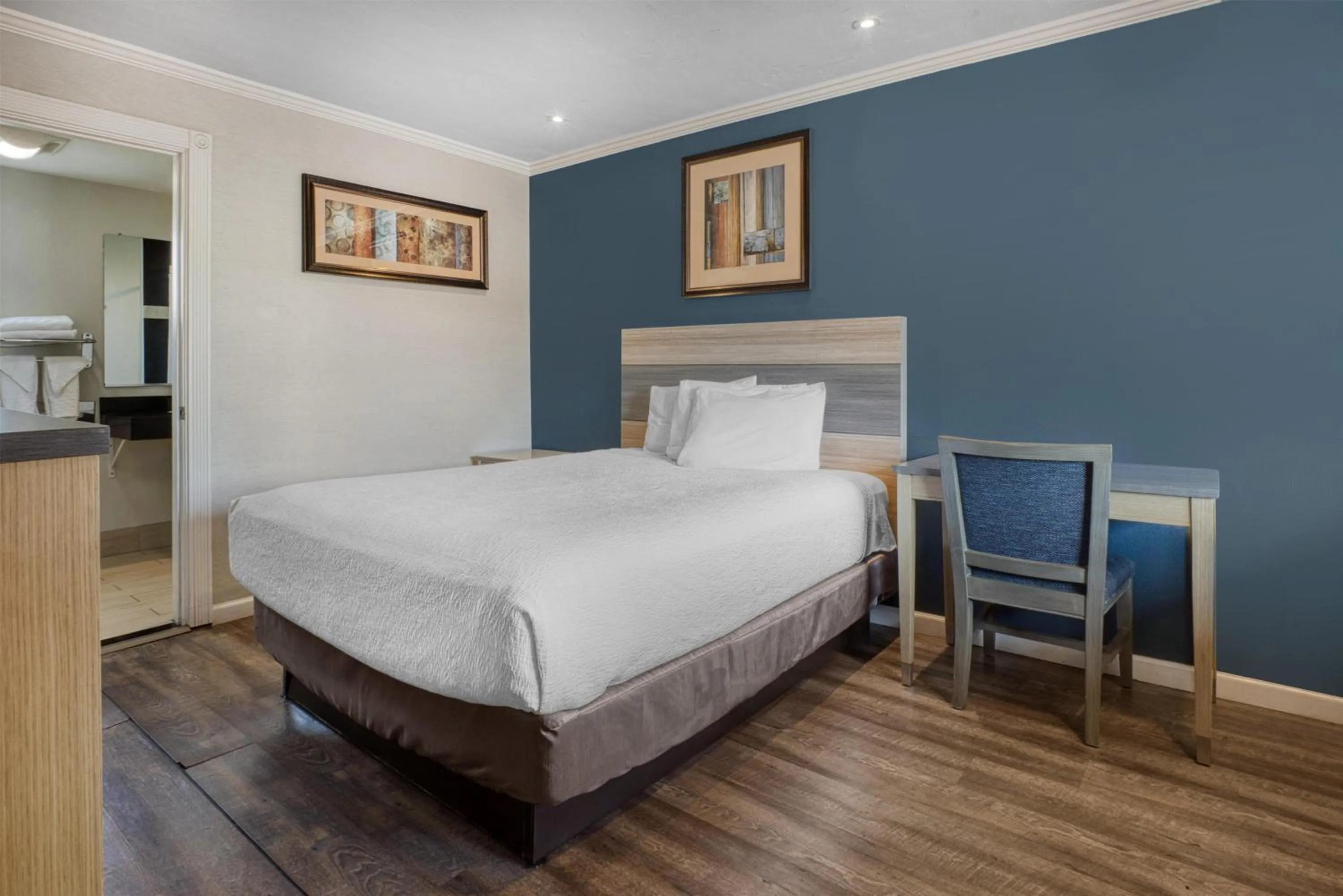 Bedroom, Bed in SureStay Hotel by Best Western San Rafael