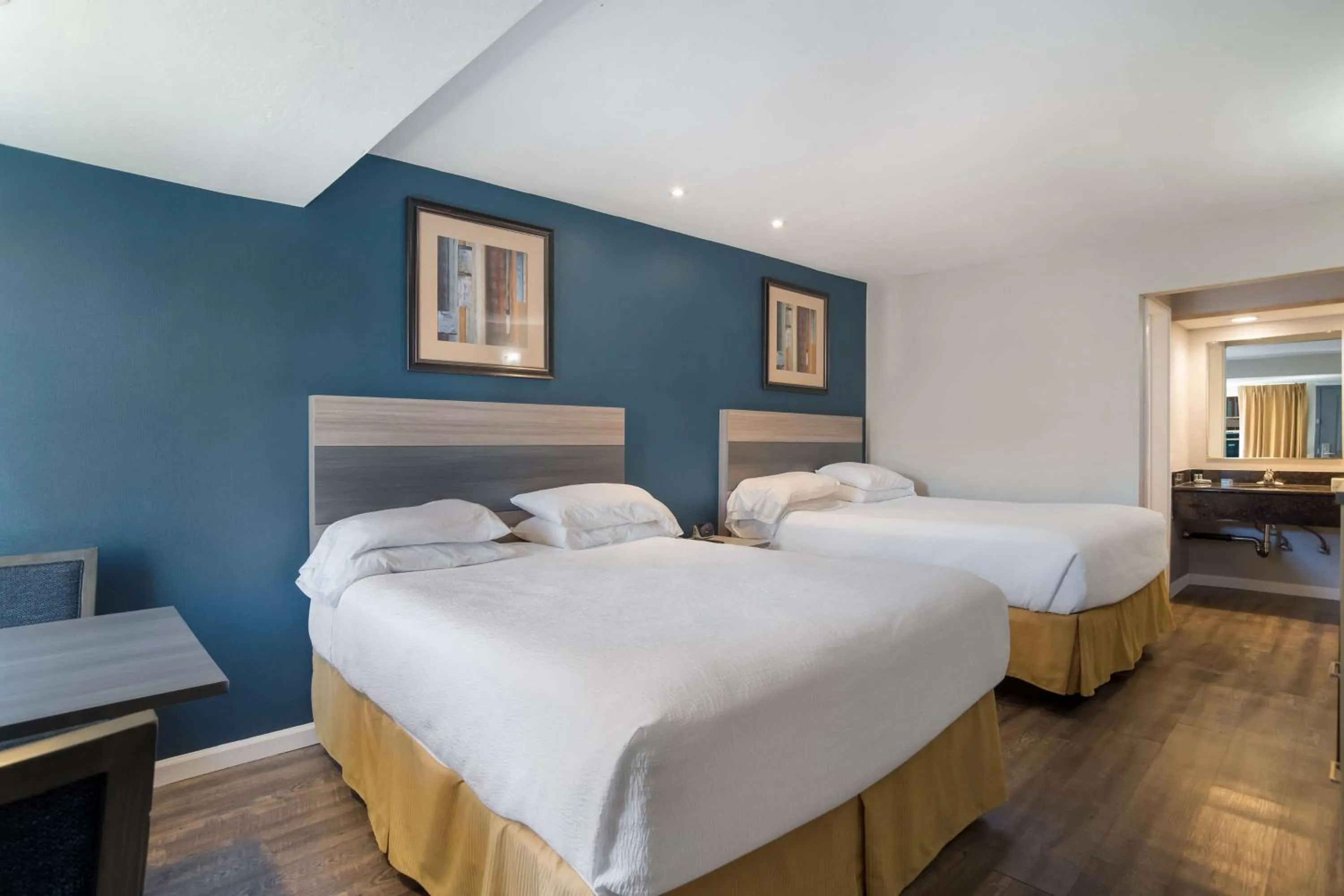 Bedroom, Bed in SureStay Hotel by Best Western San Rafael