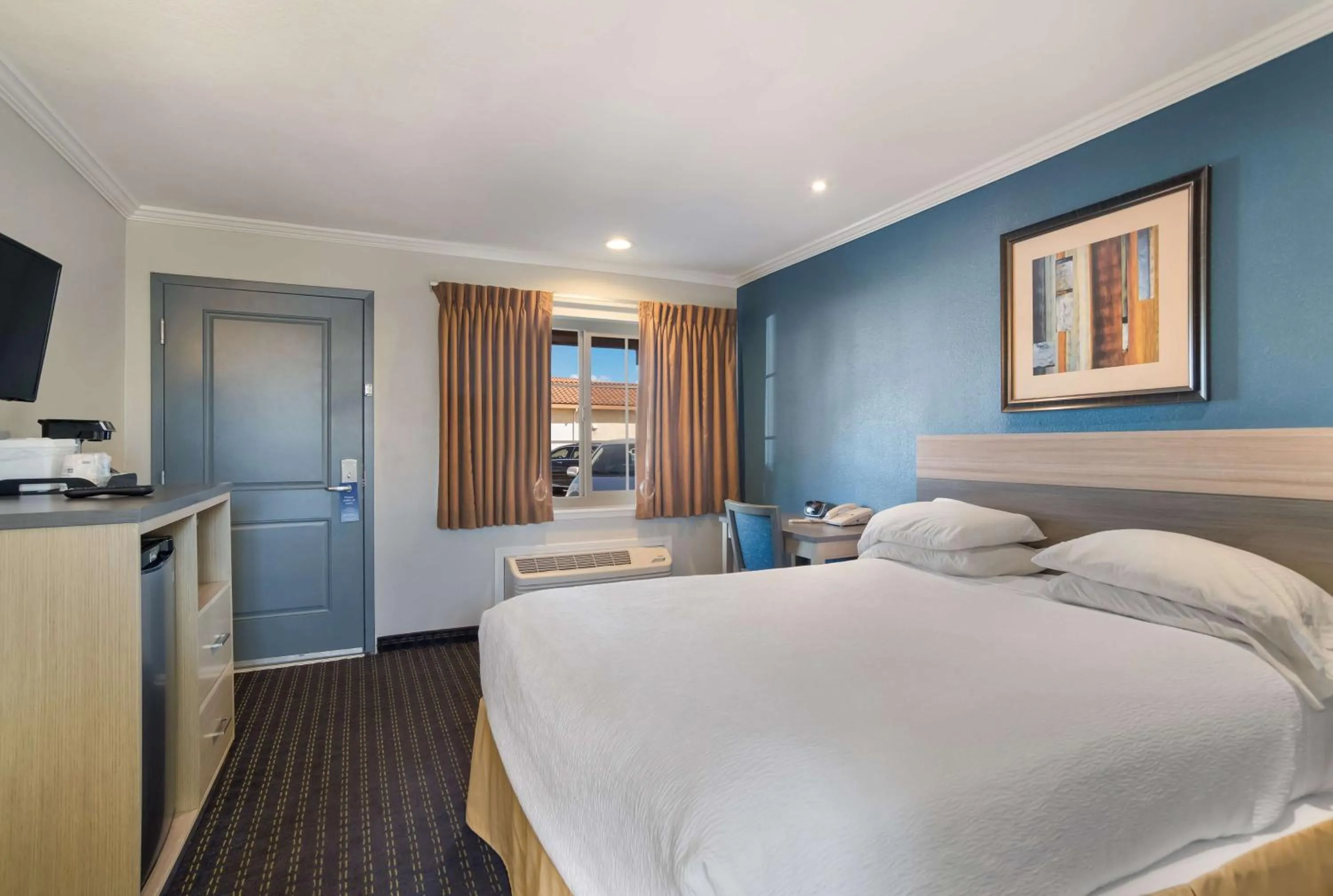 Bedroom, Bed in SureStay Hotel by Best Western San Rafael