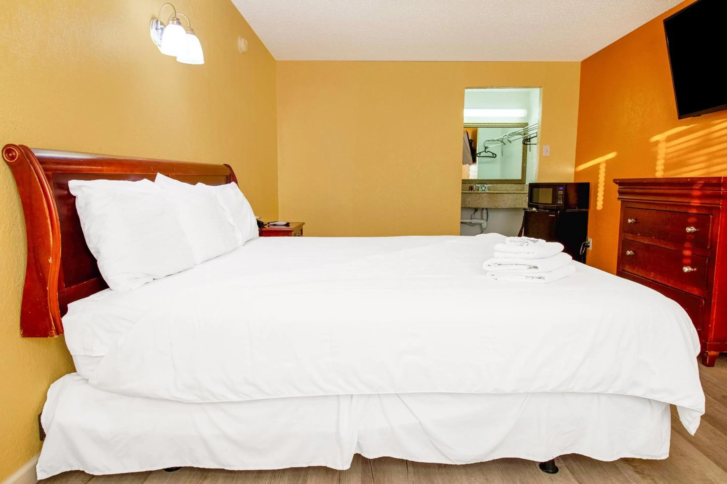 Bedroom, Bed in Crossroads Motel Seiling US 60