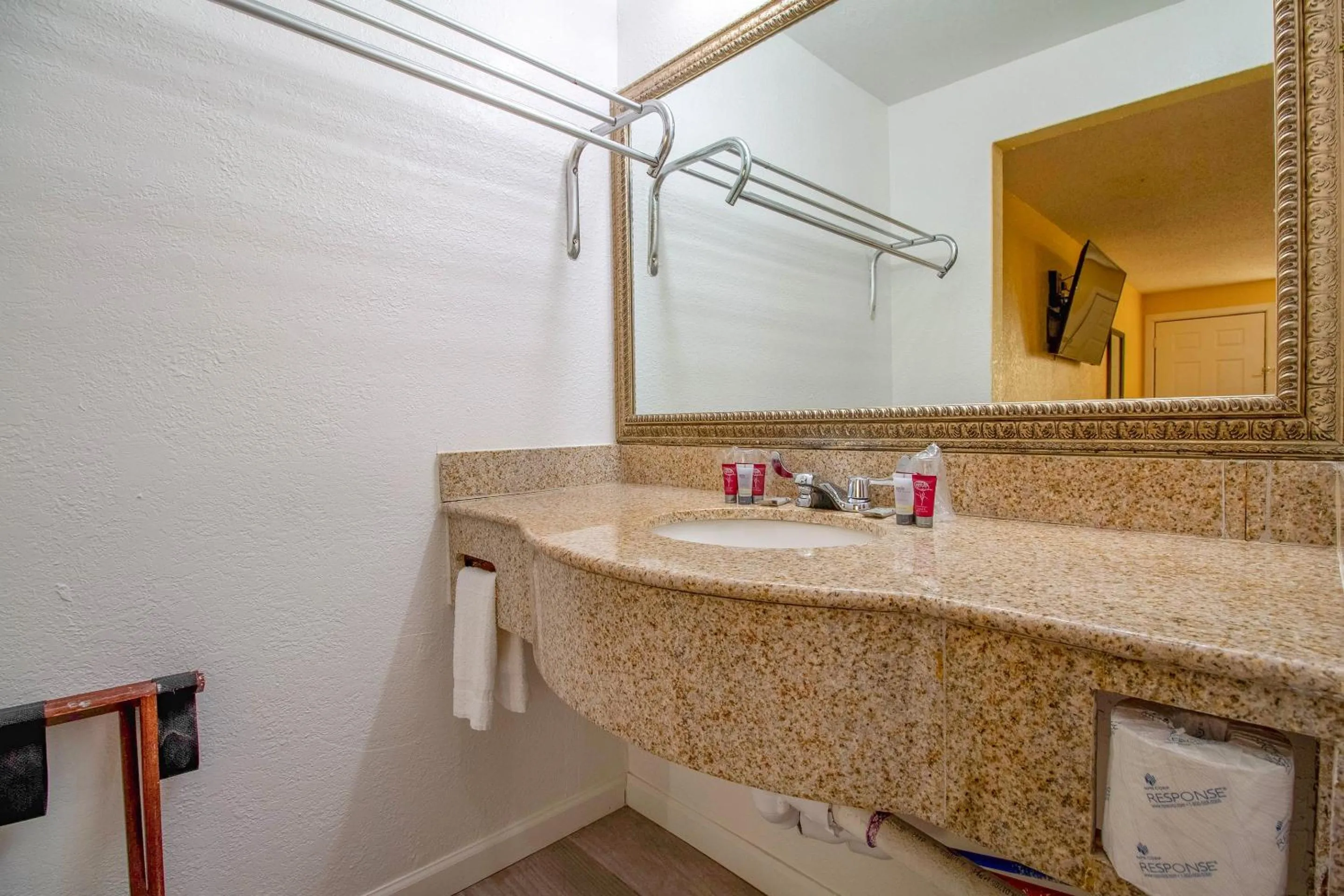 Bathroom in Crossroads Motel Seiling US 60