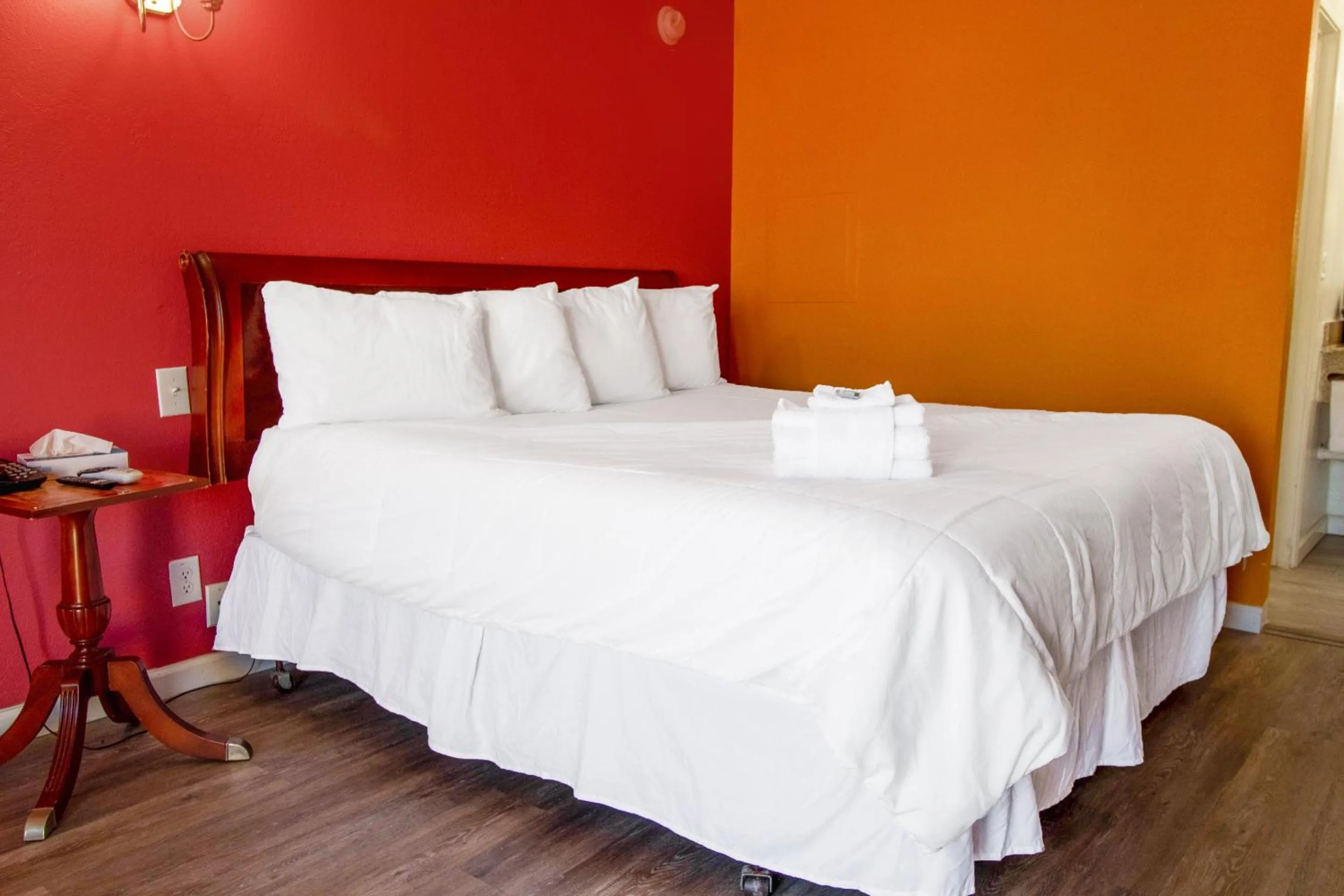 Bedroom, Bed in Crossroads Motel Seiling US 60