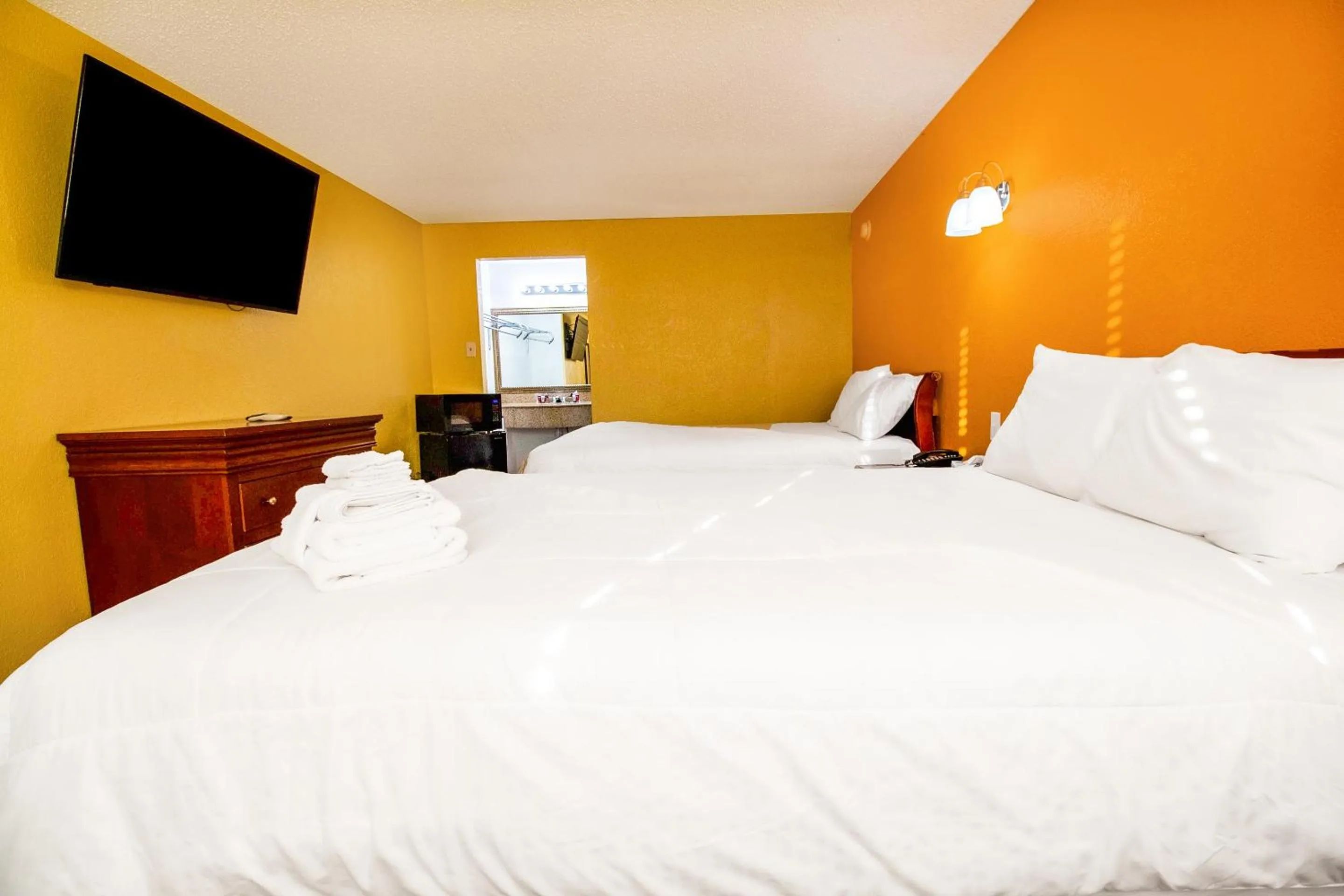 Bedroom, Bed in Crossroads Motel Seiling US 60