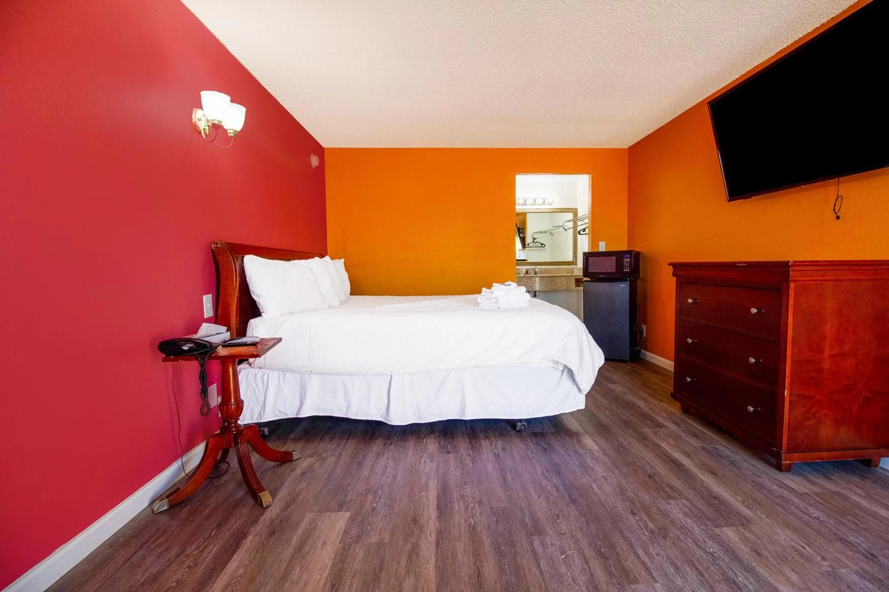 Bedroom, Bed in Crossroads Motel Seiling US 60