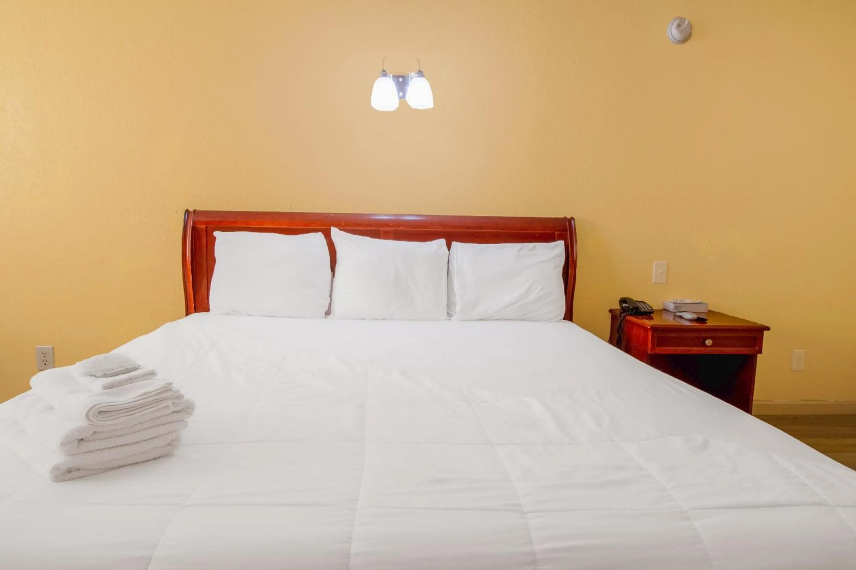 Bedroom, Bed in Crossroads Motel Seiling US 60