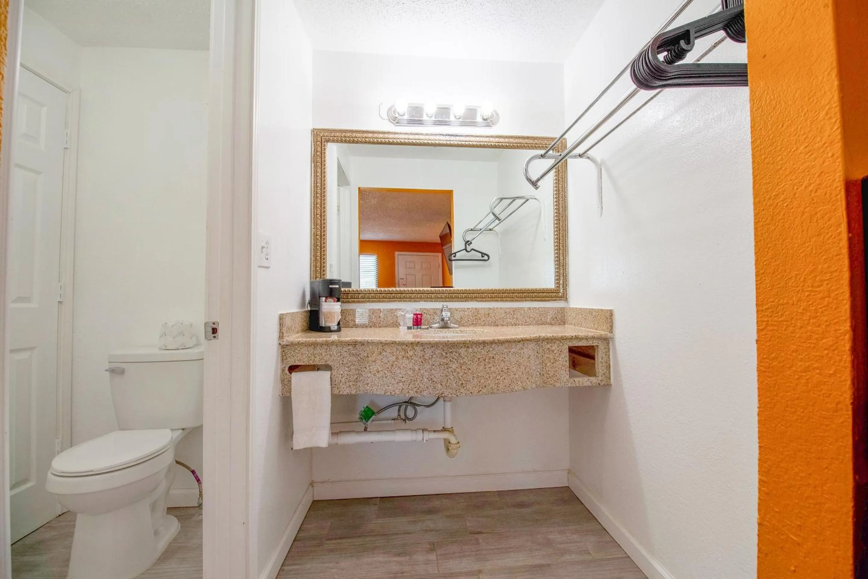 Bathroom in Crossroads Motel Seiling US 60