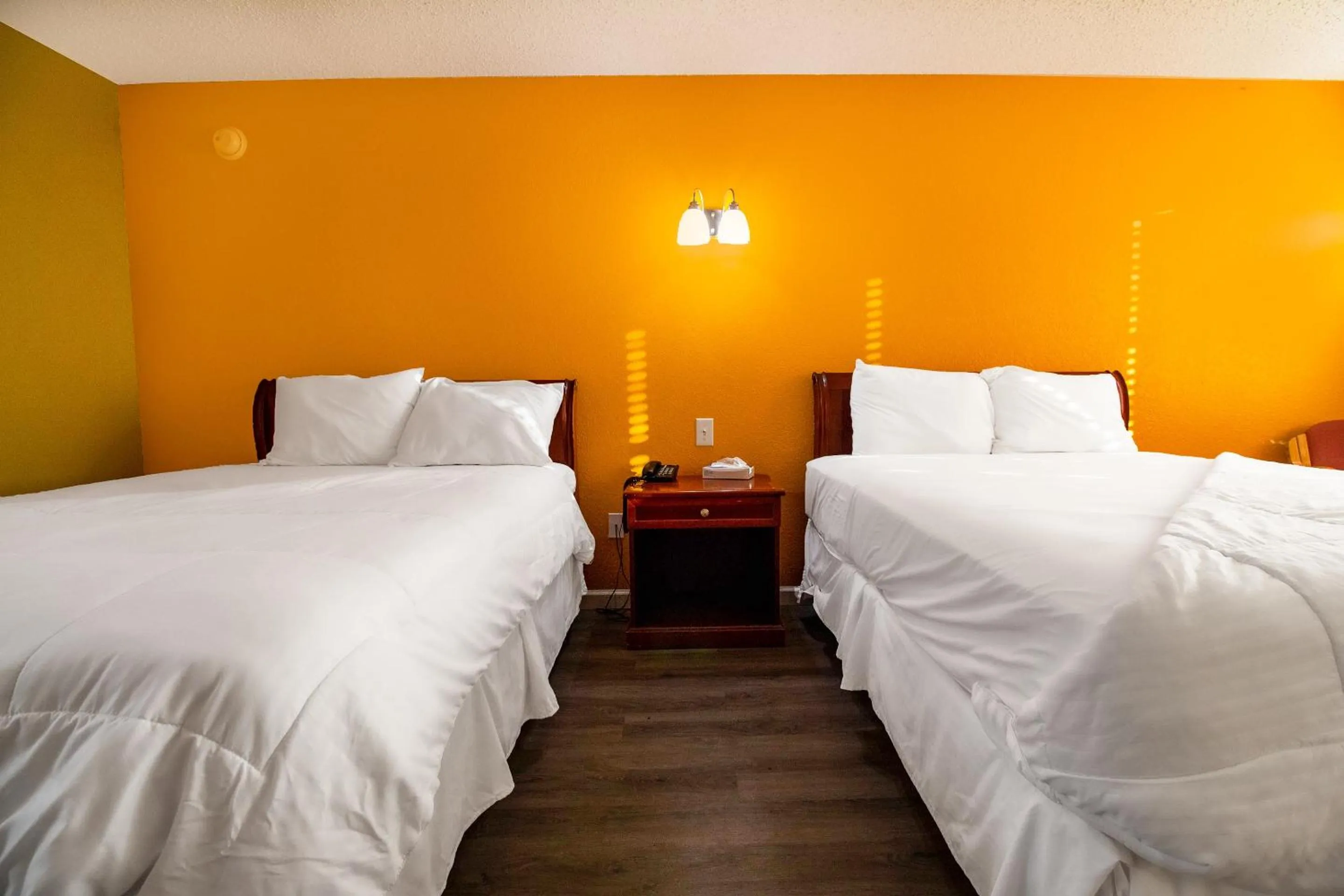 Bedroom, Bed in Crossroads Motel Seiling US 60