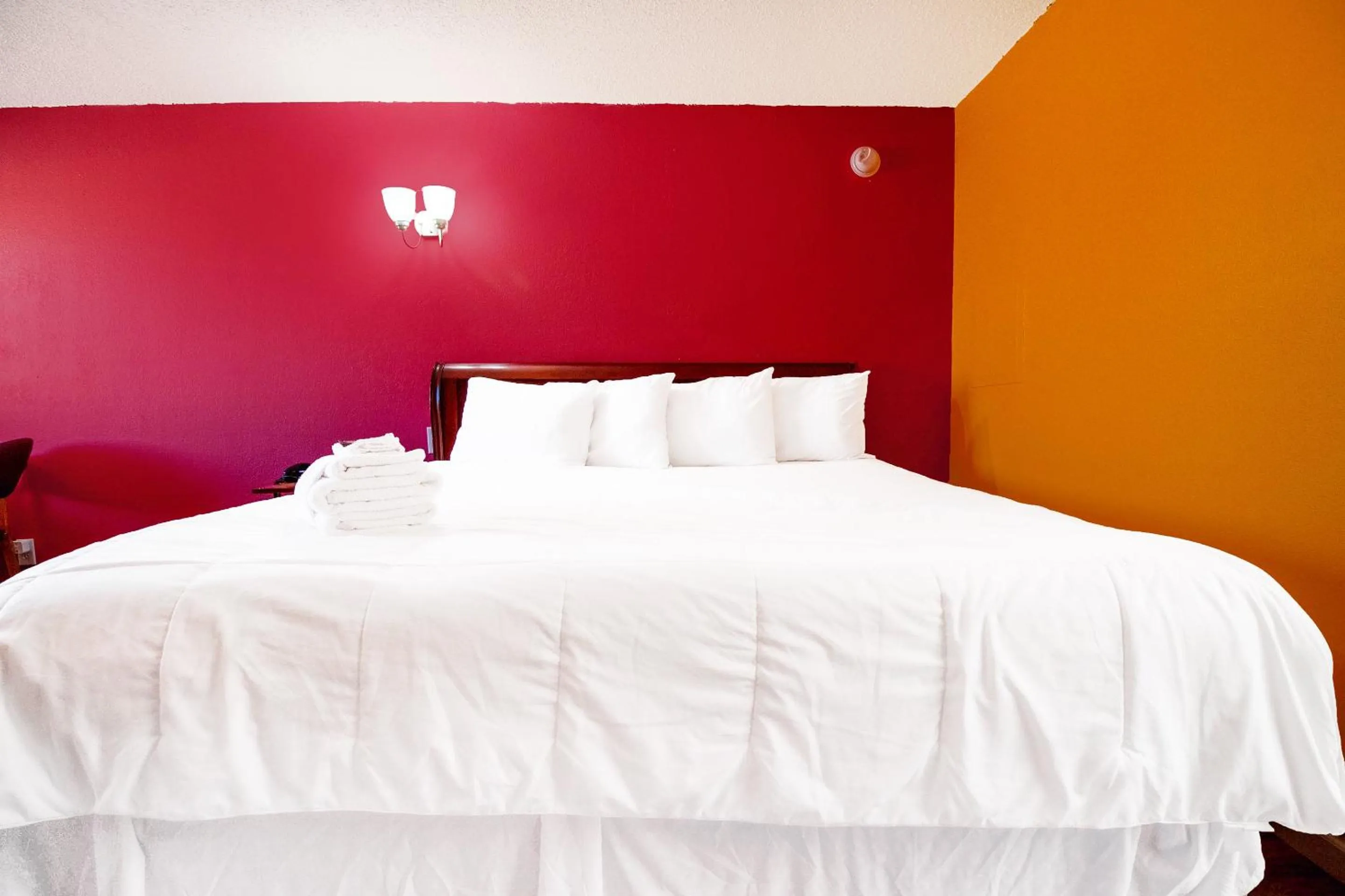 Bedroom, Bed in Crossroads Motel Seiling US 60