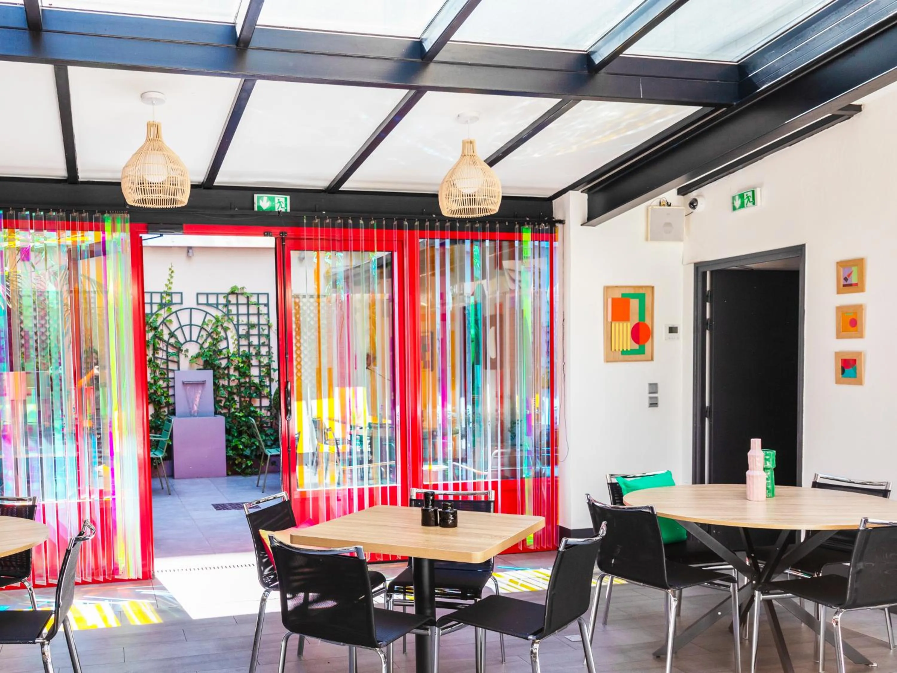 Dining area in Porte de Versailles Hotel