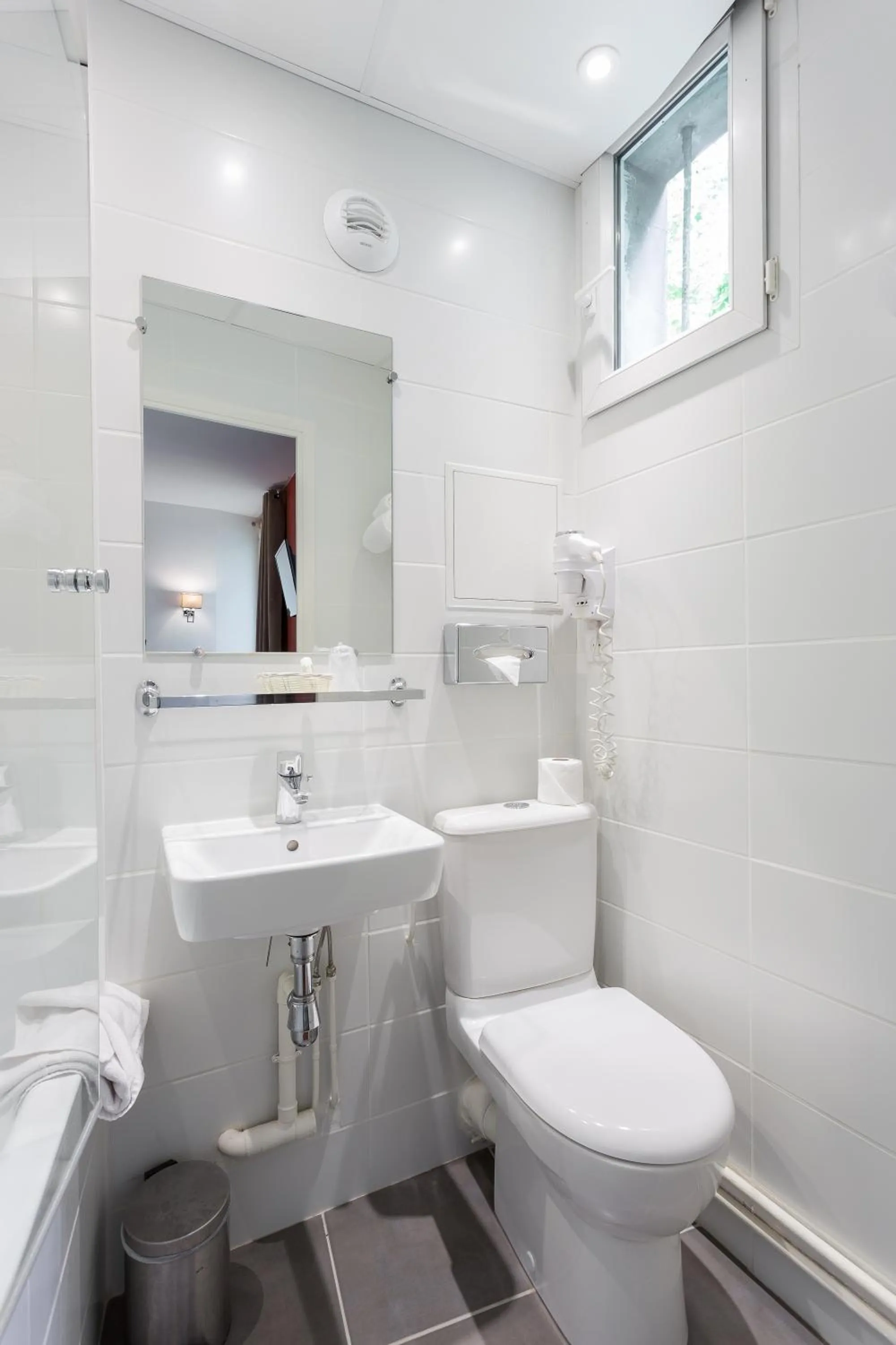 Toilet in Porte de Versailles Hotel