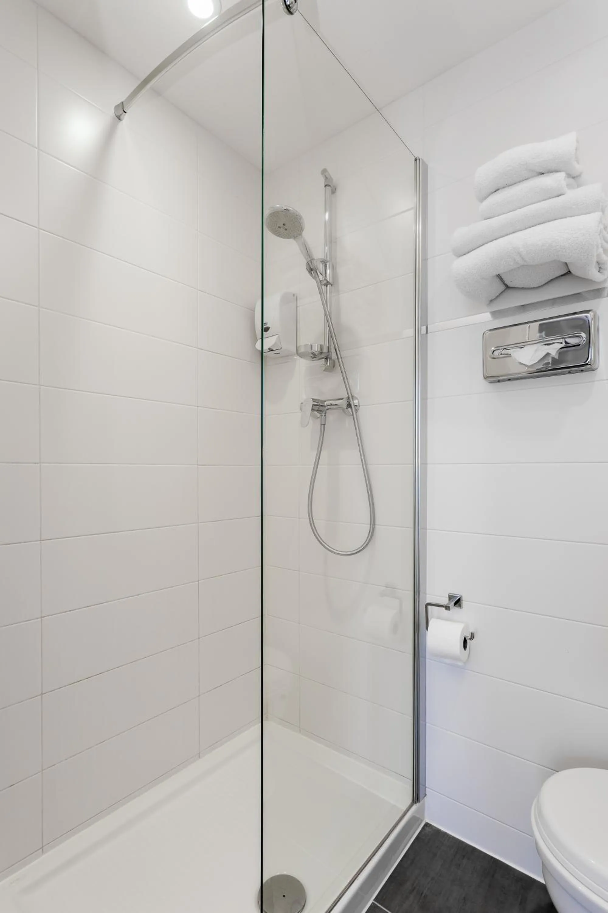 Shower in Porte de Versailles Hotel