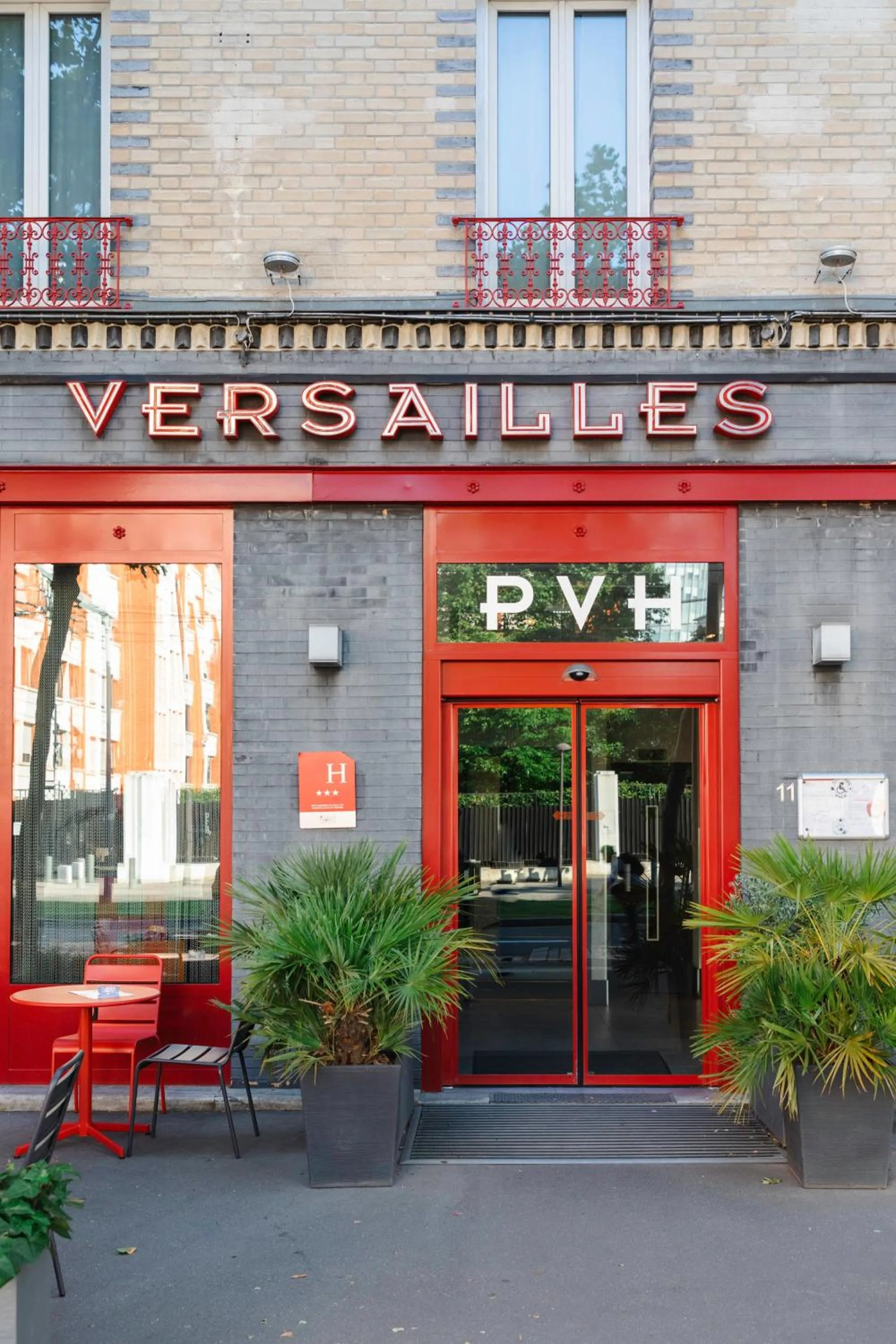 Property building in Porte de Versailles Hotel