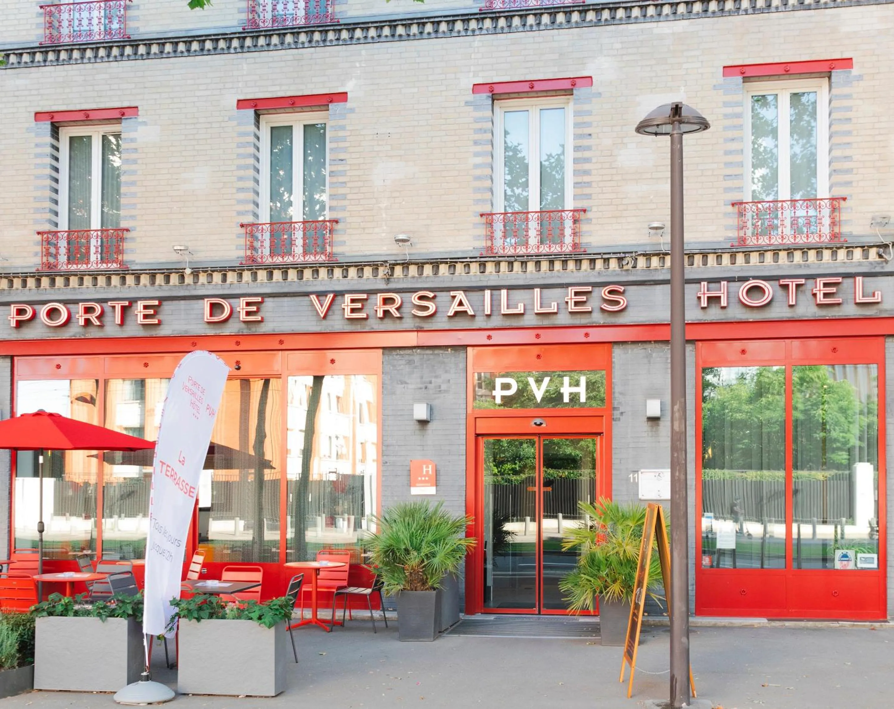 Property building in Porte de Versailles Hotel