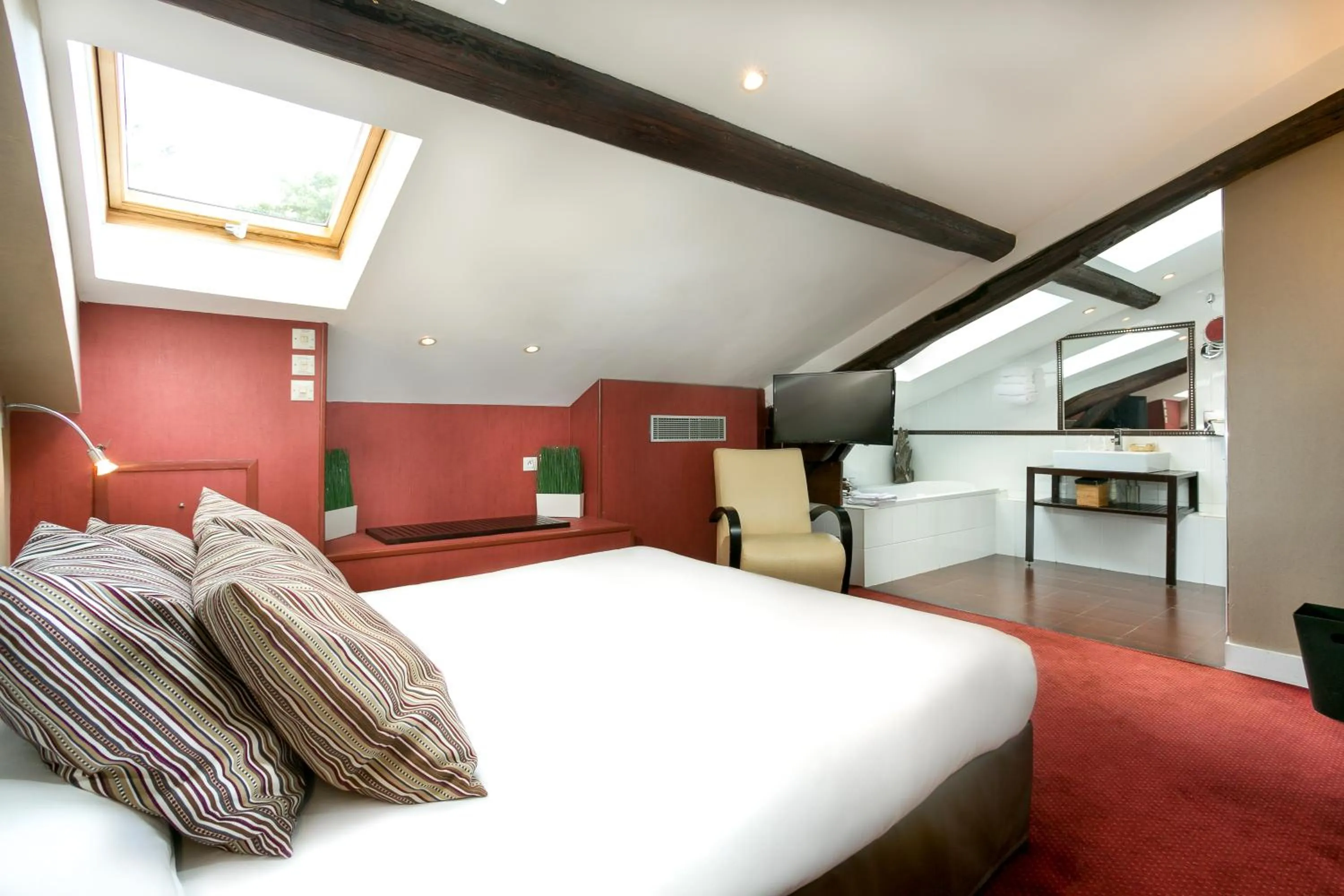 Bed in Porte de Versailles Hotel