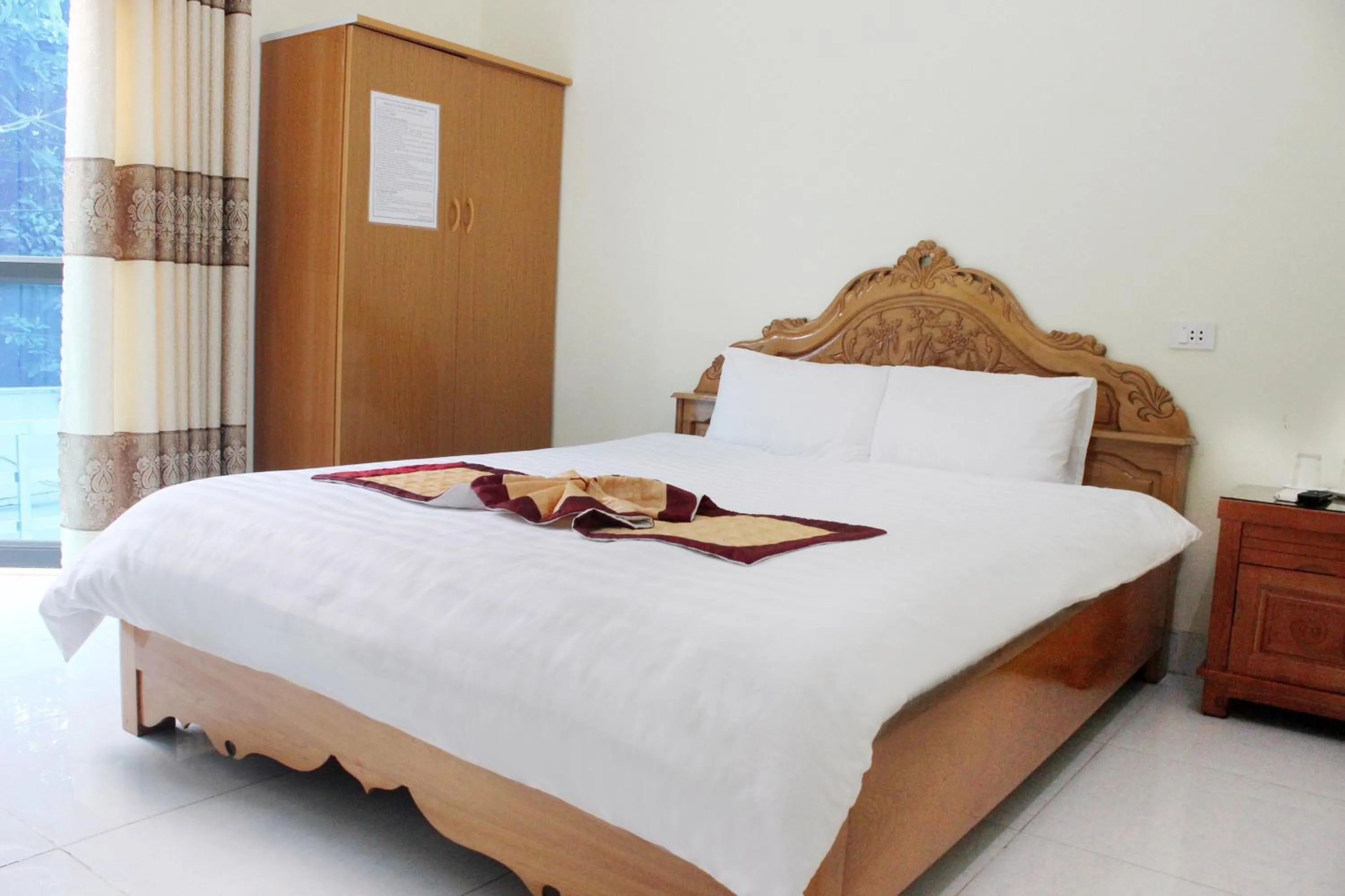 Bed in Duc Thang Guest House (Nhà Nghỉ Đức Thắng)