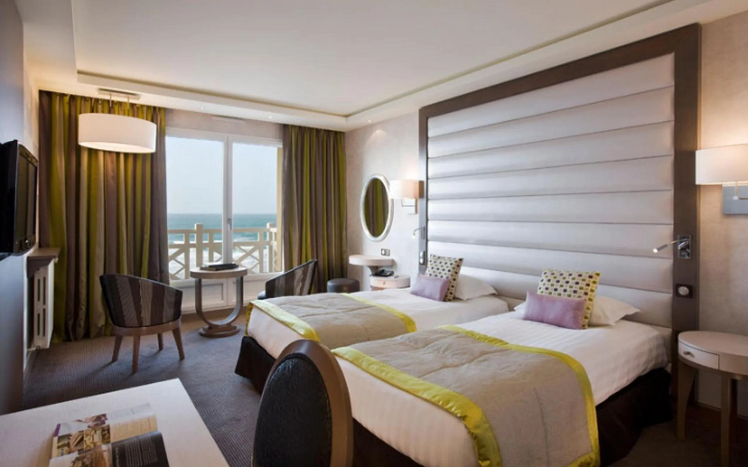 Balcony/Terrace, Bed in Grand Hôtel Des Thermes