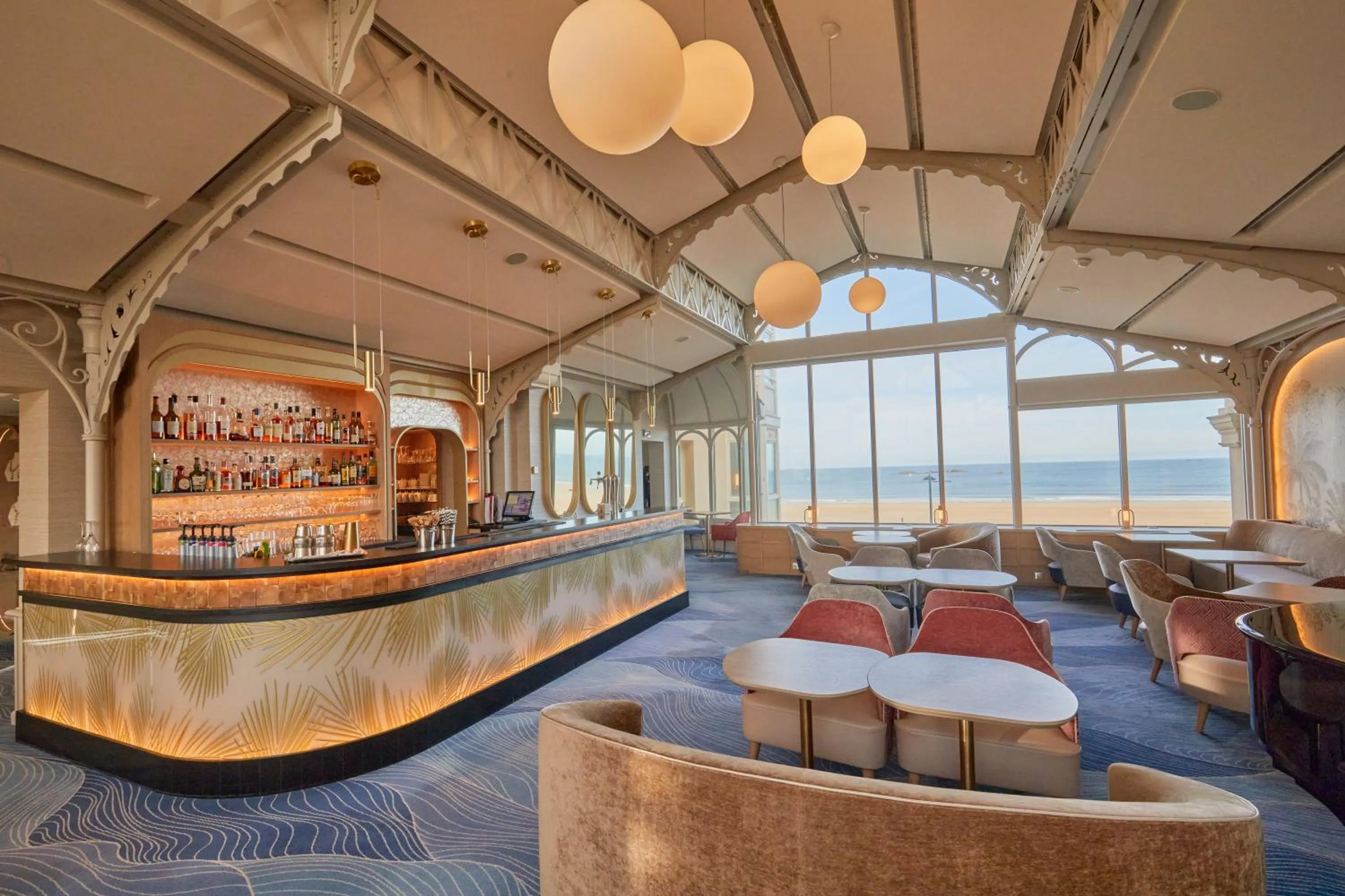 Lounge or bar in Grand Hôtel Des Thermes