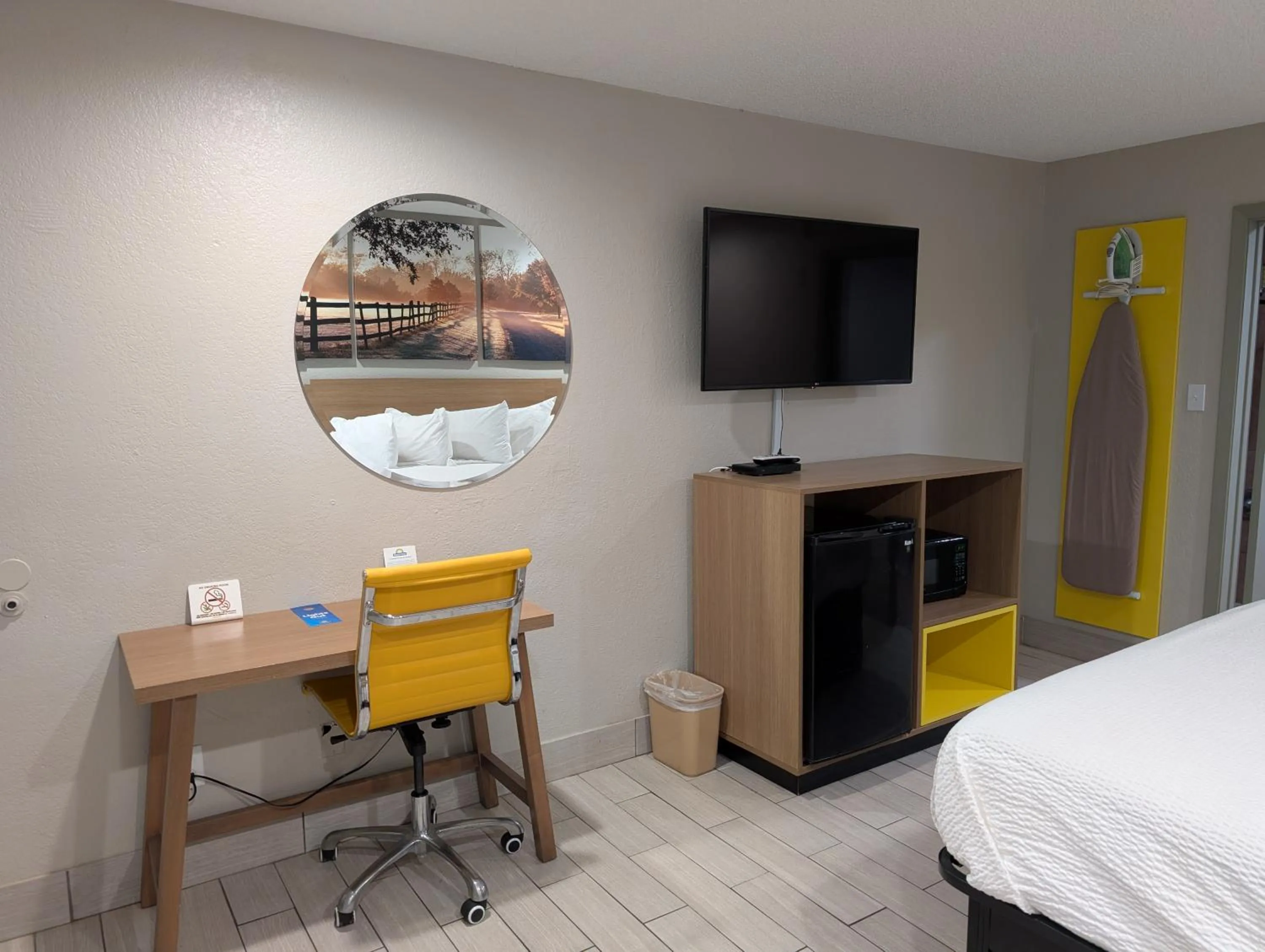 Photo of the whole room, Bed in Days Inn by Wyndham Arcadia Louisiana