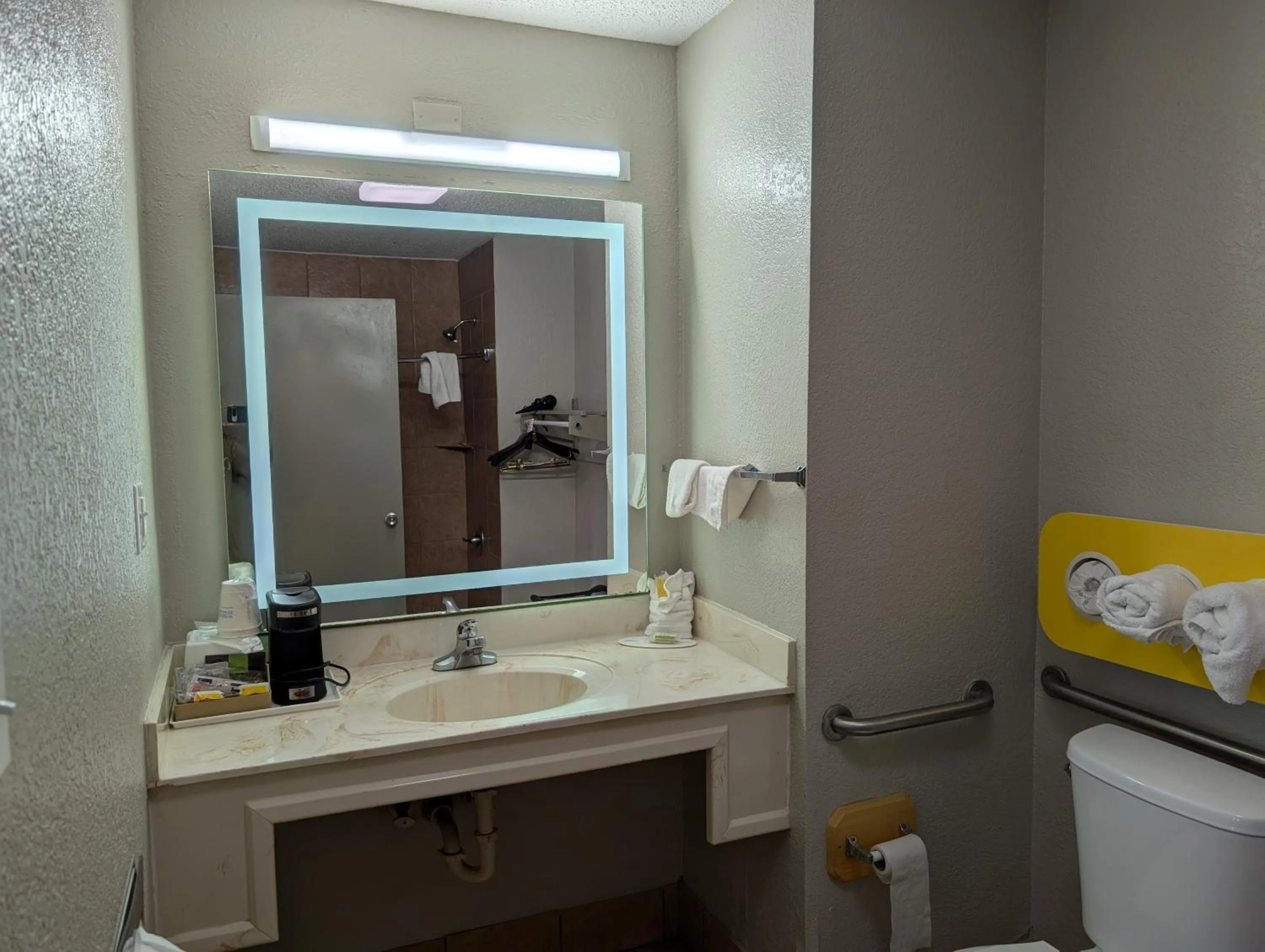 Coffee/tea facilities in Days Inn by Wyndham Arcadia Louisiana