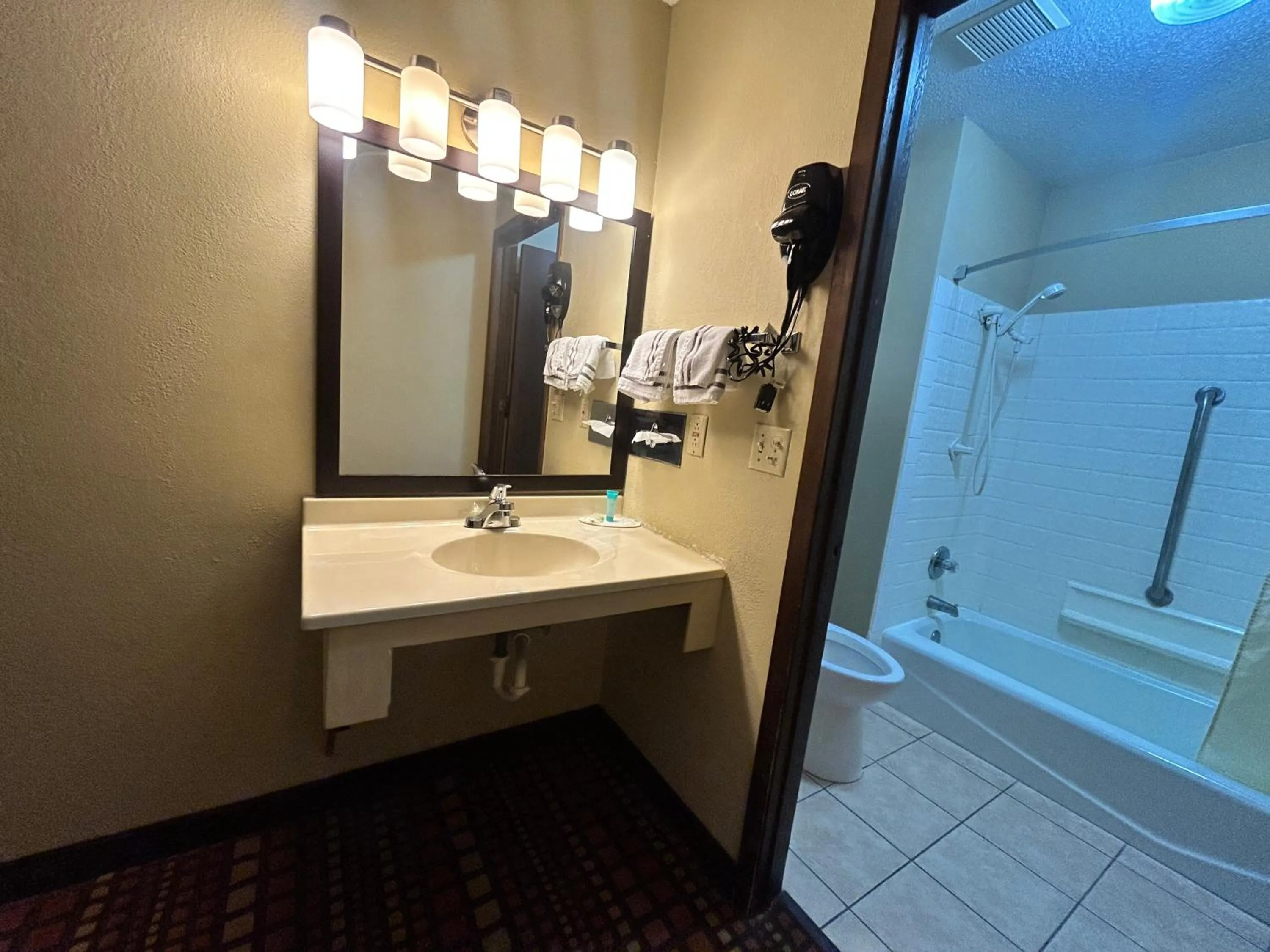 Bathroom in Relax Inn and Suite Adair I 80