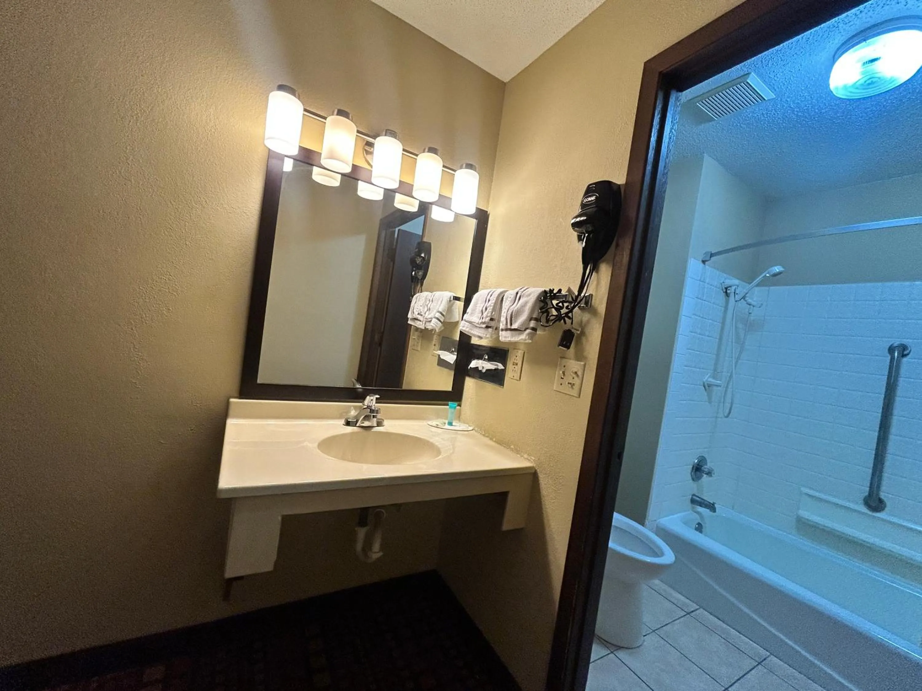 Bathroom in Relax Inn and Suite Adair I 80