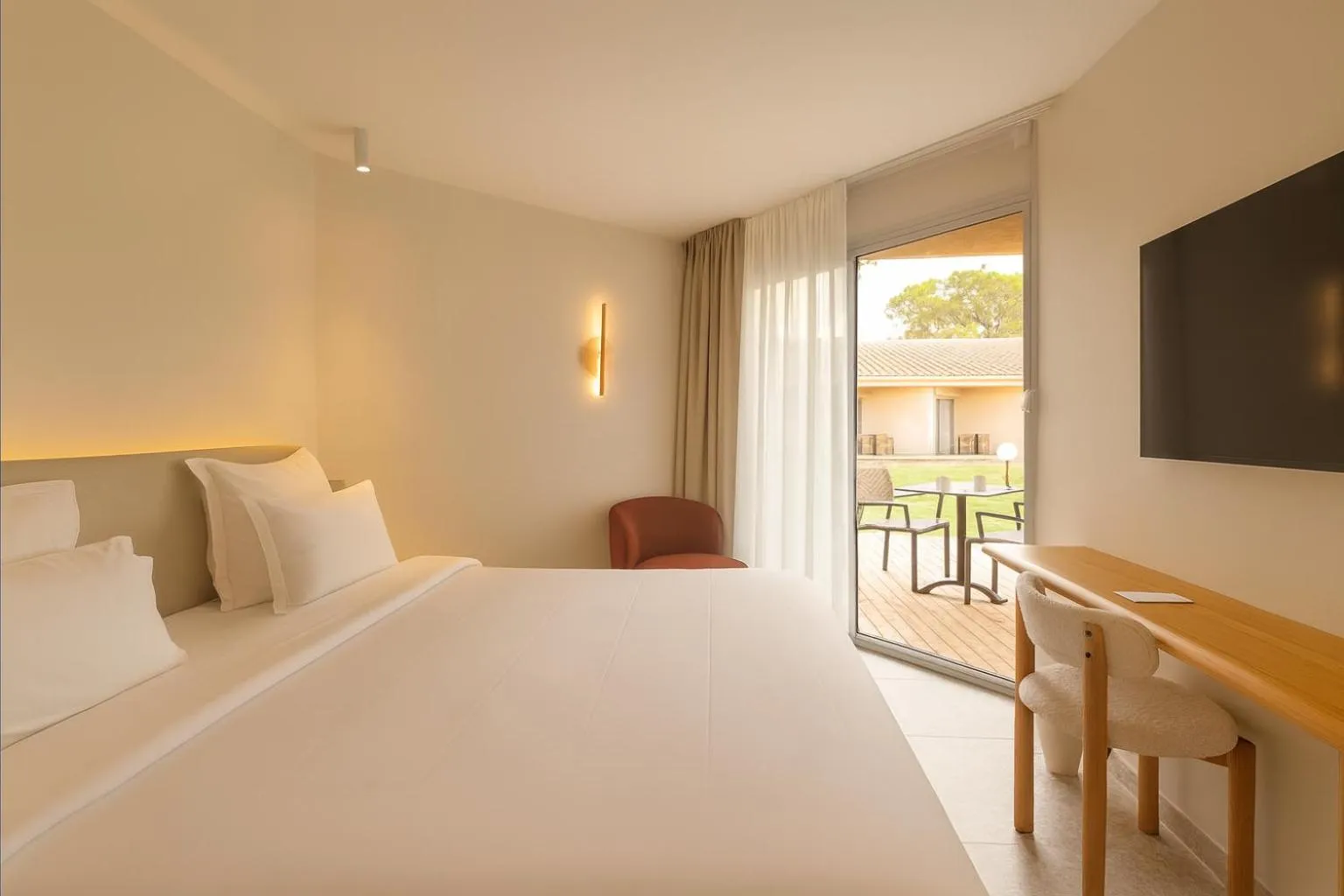 Bed in Golden Tulip Avignon Le Paradou