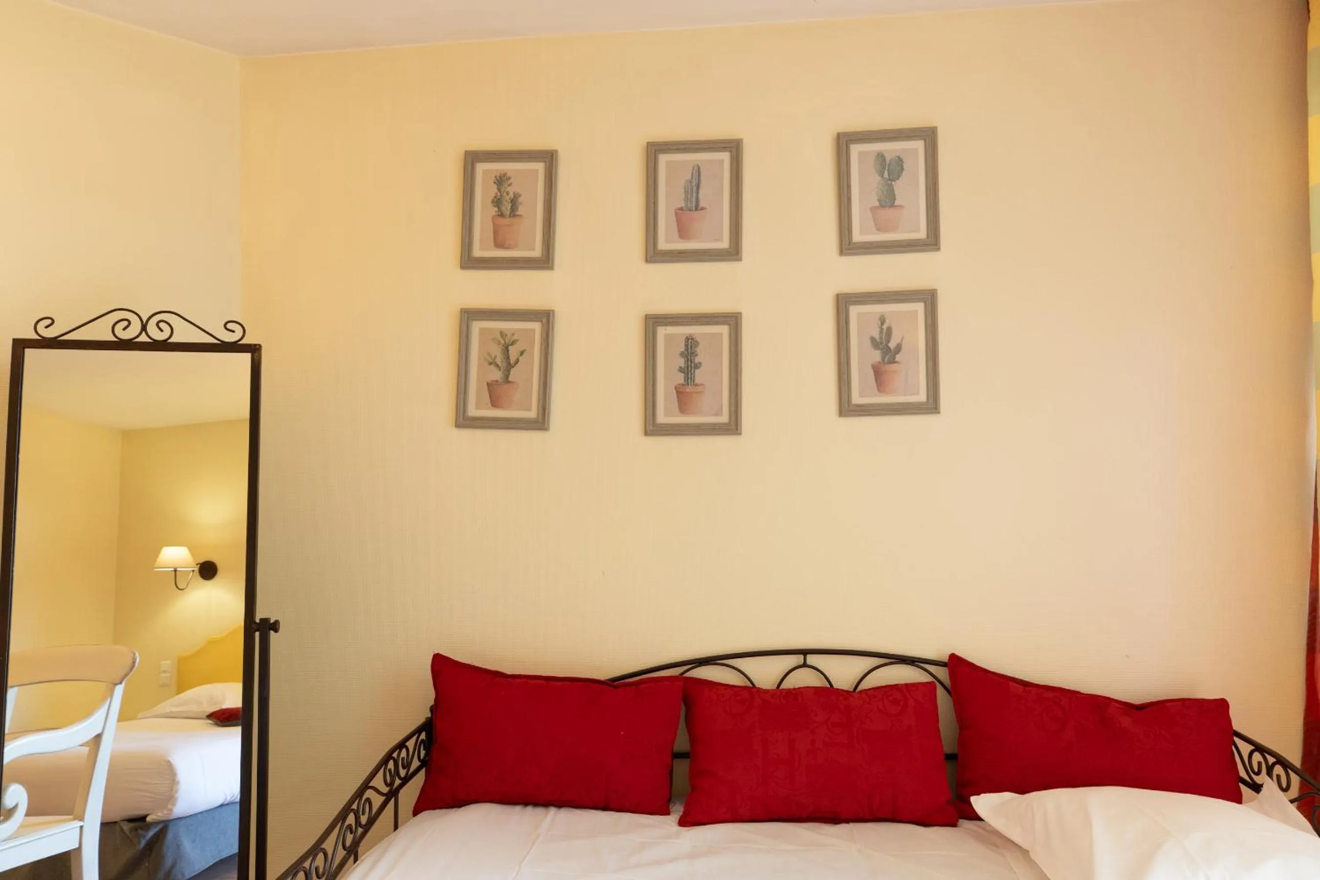 Bed in Golden Tulip Avignon Le Paradou