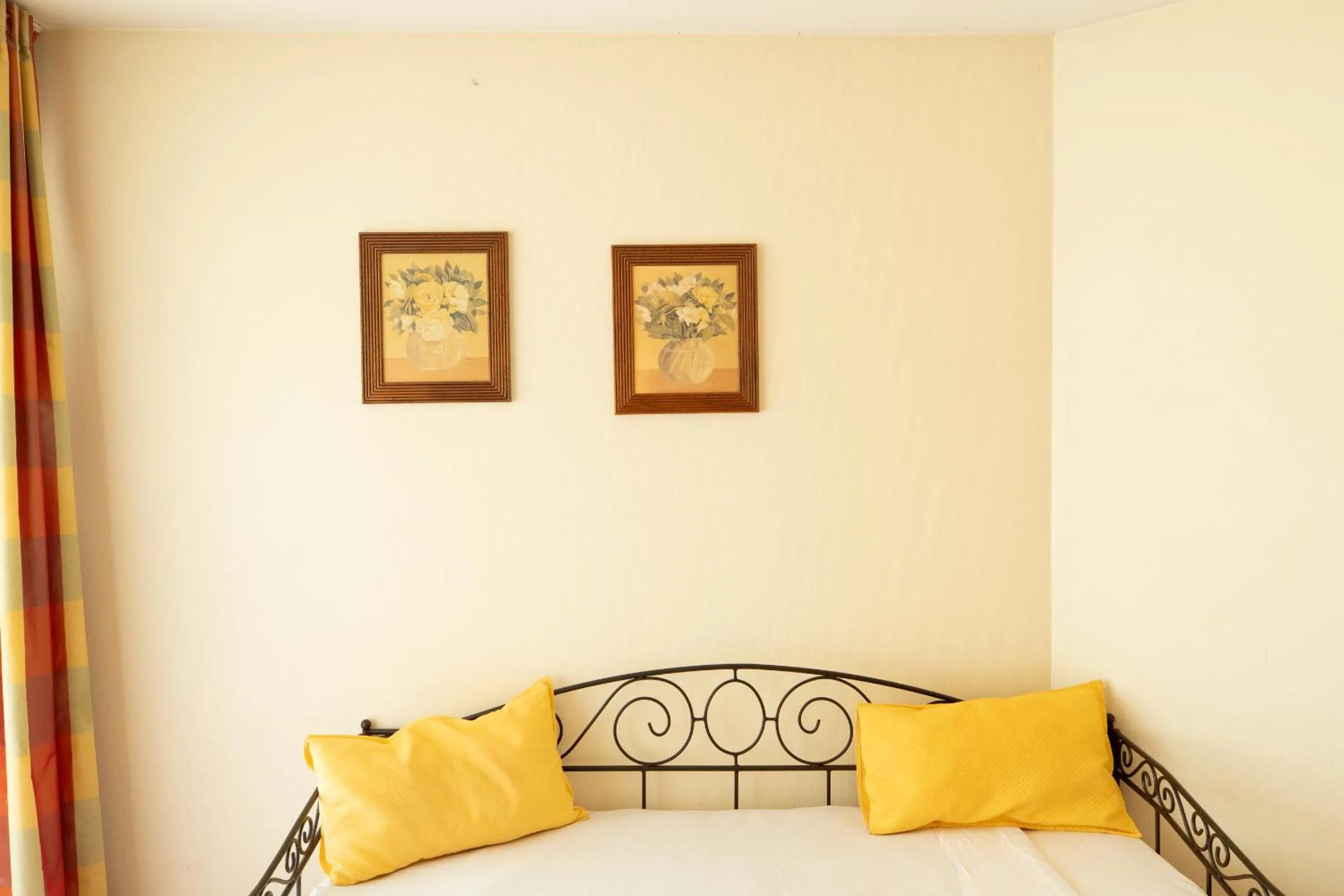 Bed in Golden Tulip Avignon Le Paradou