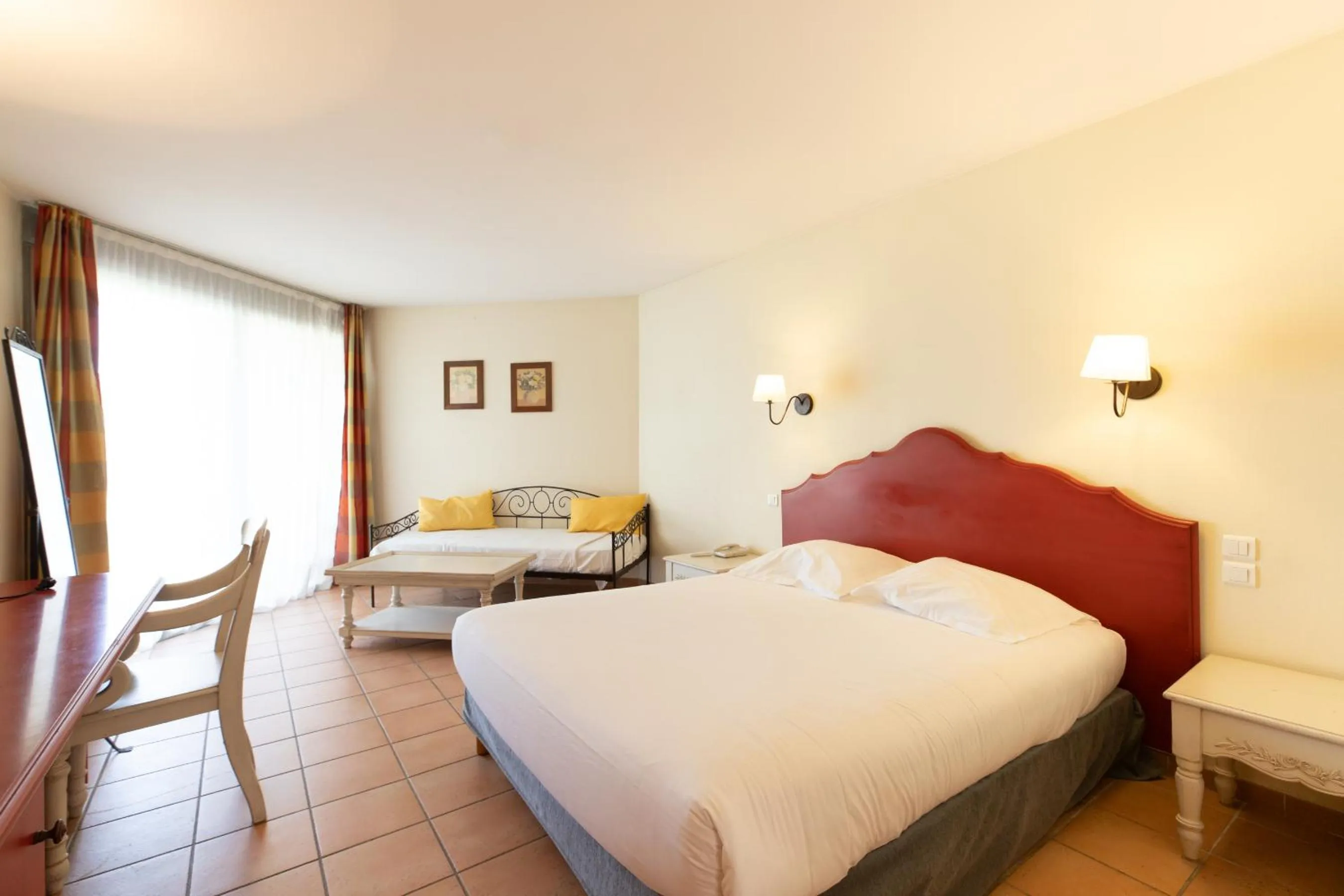 Bed in Golden Tulip Avignon Le Paradou